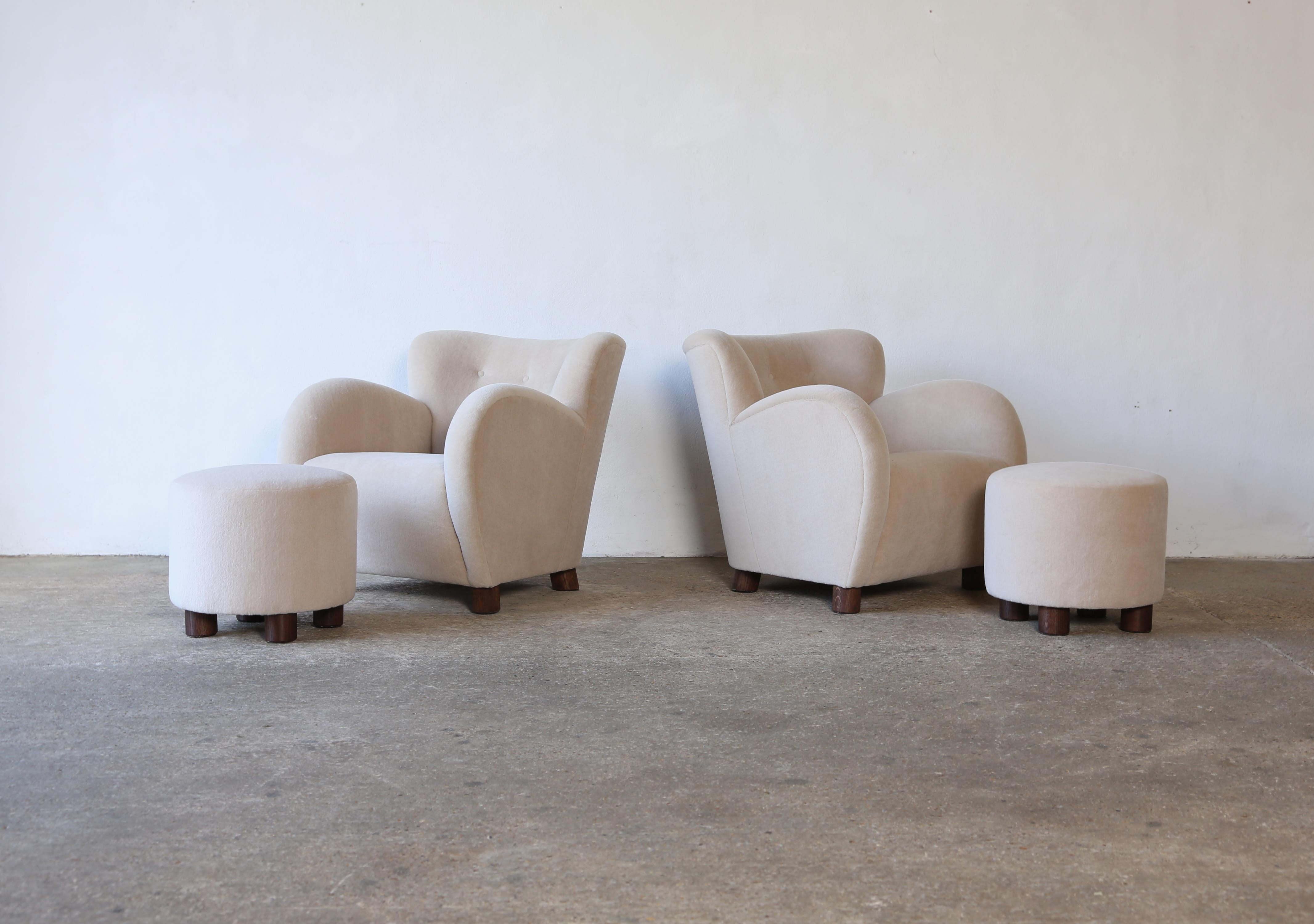 Superbe paire de fauteuils et d'ottomans modernes à accoudoirs ronds.  Châssis en hêtre et sièges à ressorts fabriqués à la main.  Nouvellement revêtu d'un tissu en pure laine d'alpaga de première qualité et doux, avec des pieds en chêne massif. 