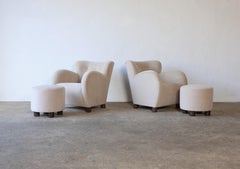 Splendida coppia di sedie da salotto e pouf, appena rivestiti in pura alpaca