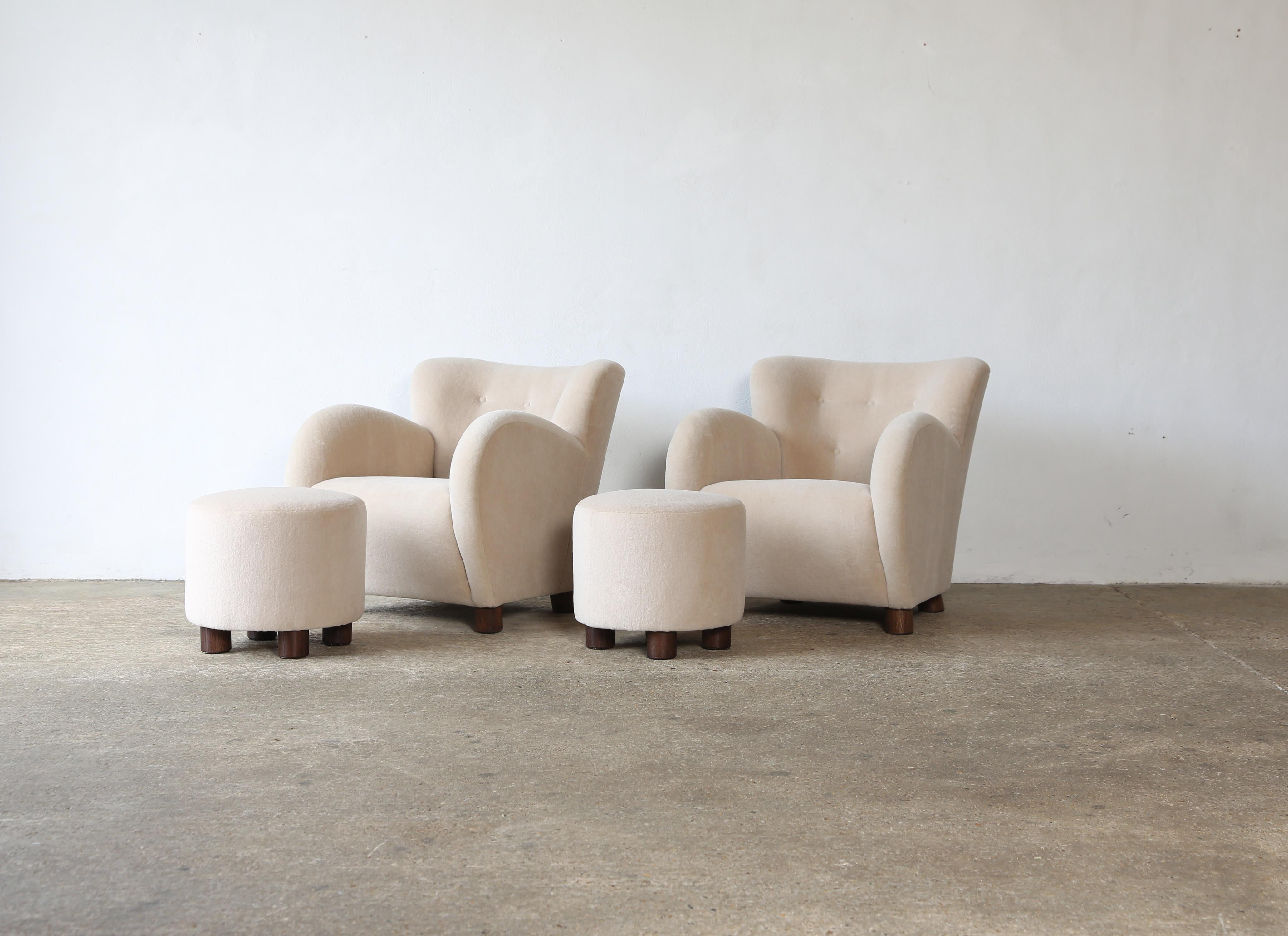 Scandinave moderne Superbe paire de chaises longues et d'ottomans, nouvellement tapissées en pure alpaga en vente