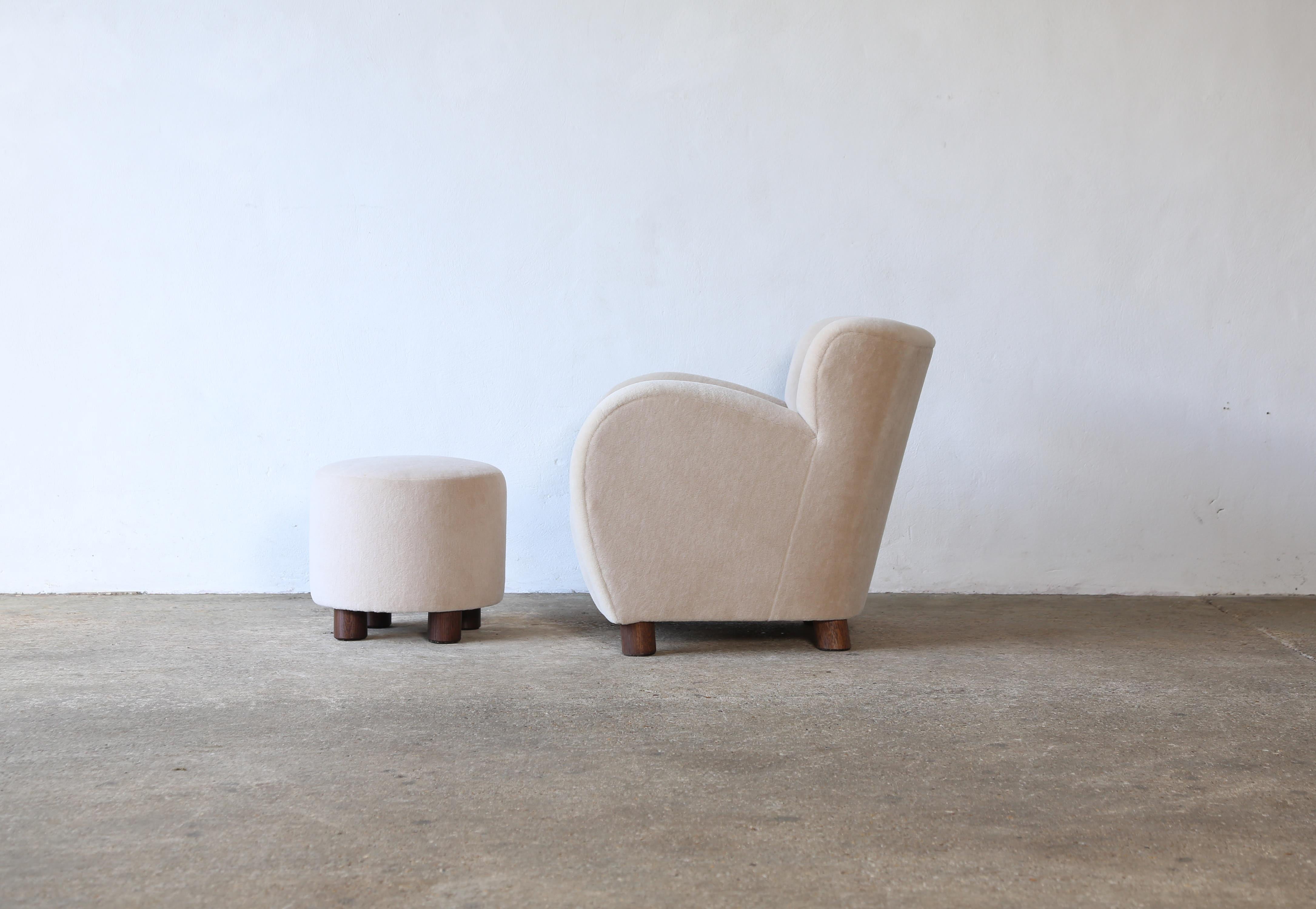 Superbe paire de chaises longues et d'ottomans, nouvellement tapissées en pure alpaga en vente 1