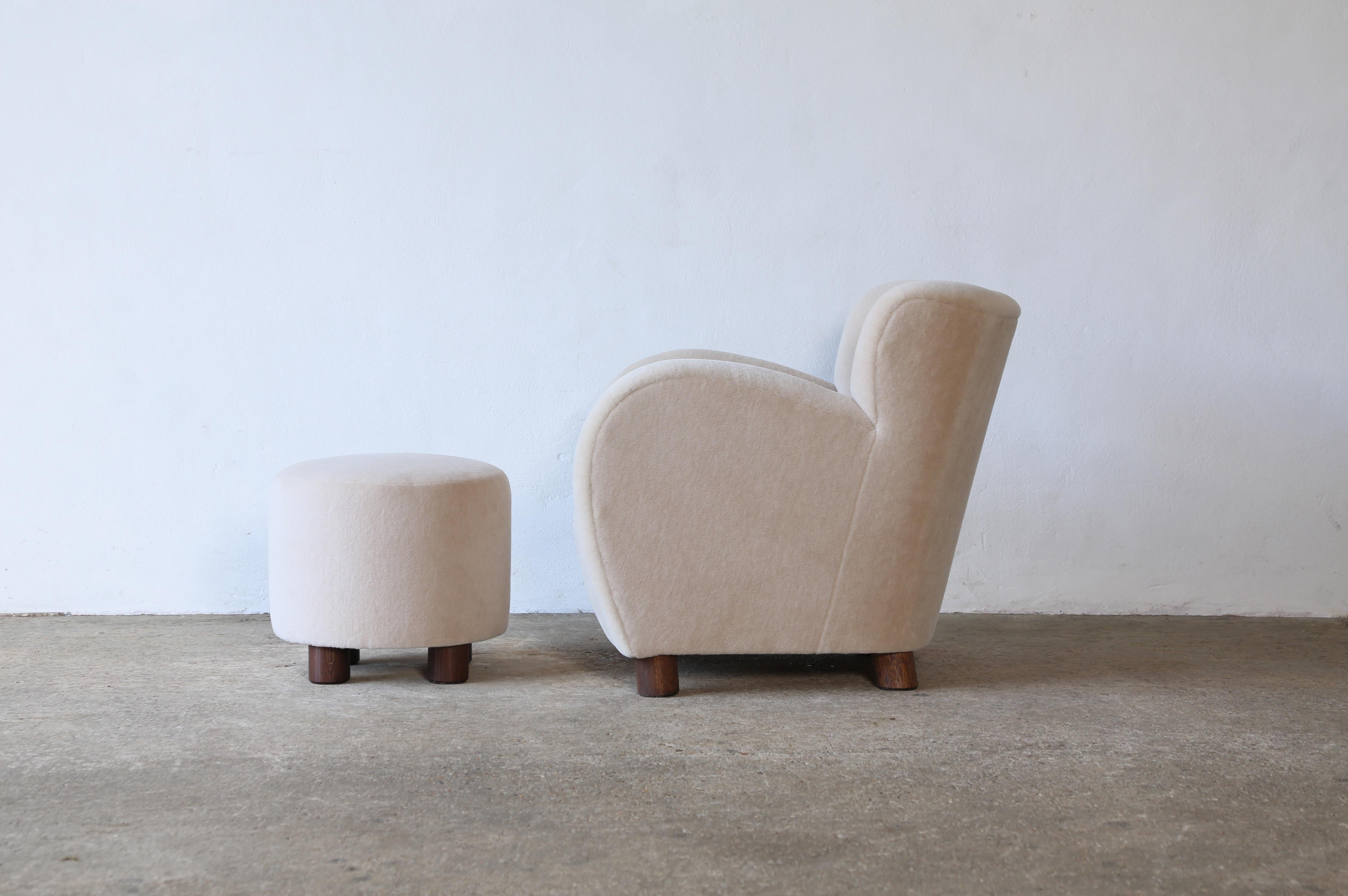 Superbe paire de chaises longues et d'ottomans, nouvellement tapissées en pure alpaga en vente 2