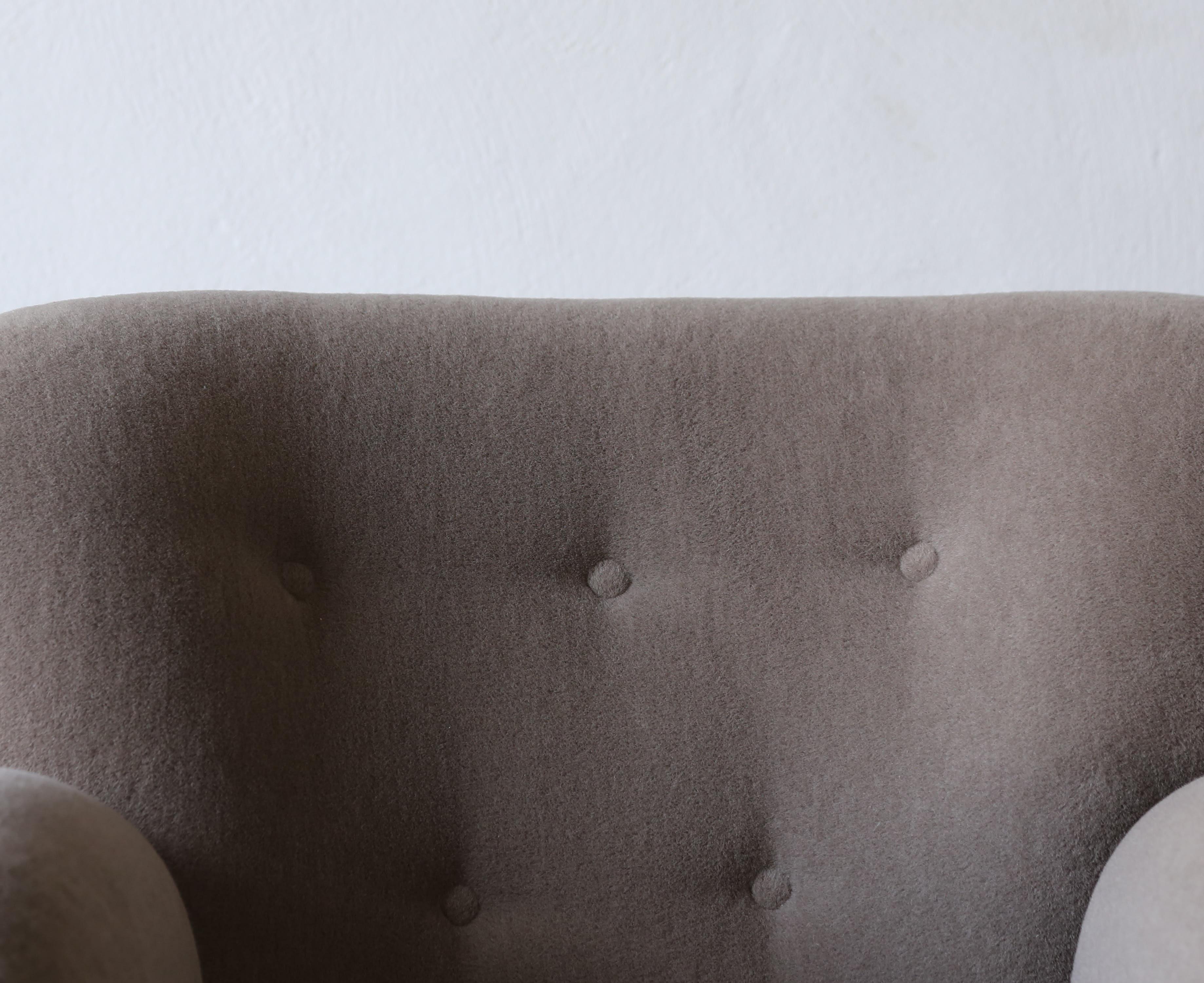 Superbe paire de fauteuils de salon, nouvellement tapissés en pure alpaga en vente 9