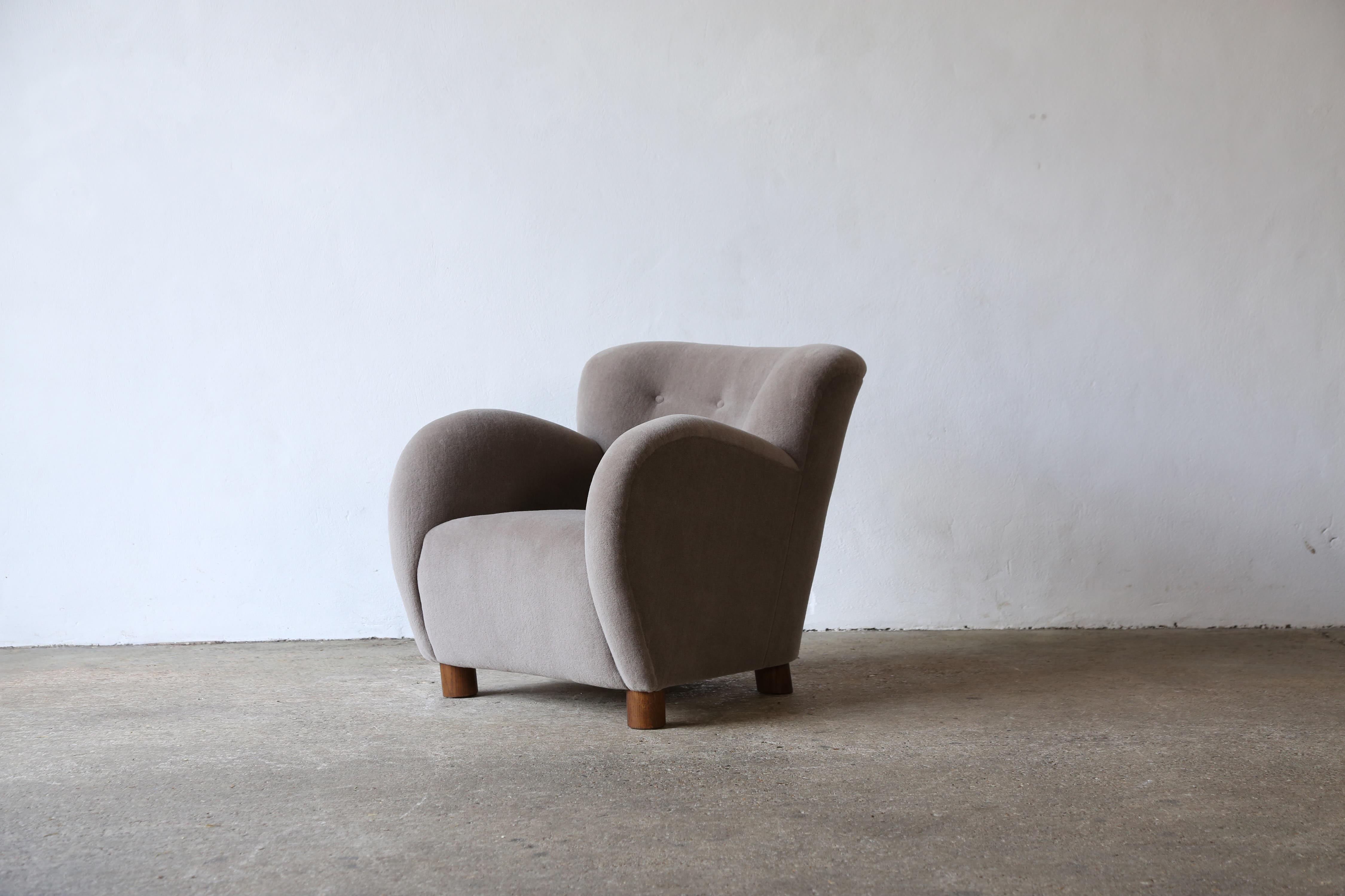 Superbe paire de fauteuils de salon, nouvellement tapissés en pure alpaga en vente 10