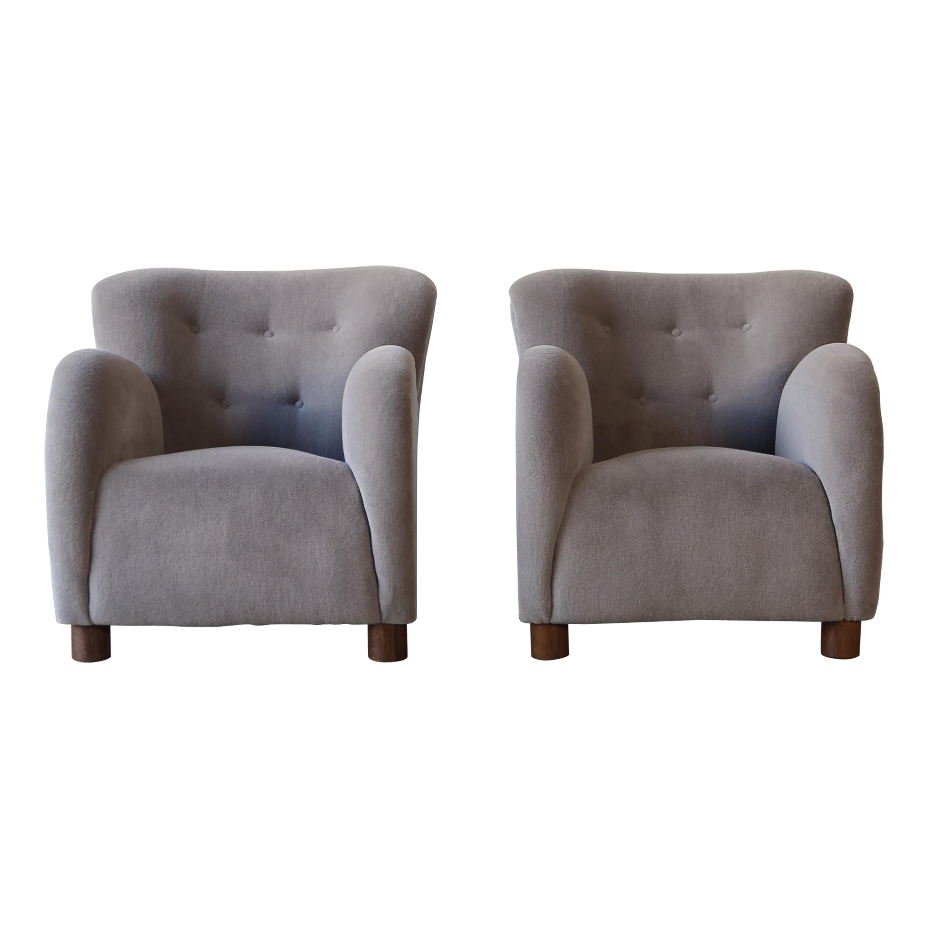 Superbe paire de fauteuils modernes à accoudoirs ronds de style danois des années 1940. Châssis en hêtre et sièges à ressorts fabriqués à la main.  Nouvellement revêtu d'un tissu en pure laine d'alpaga de première qualité et doux, avec des pieds en
