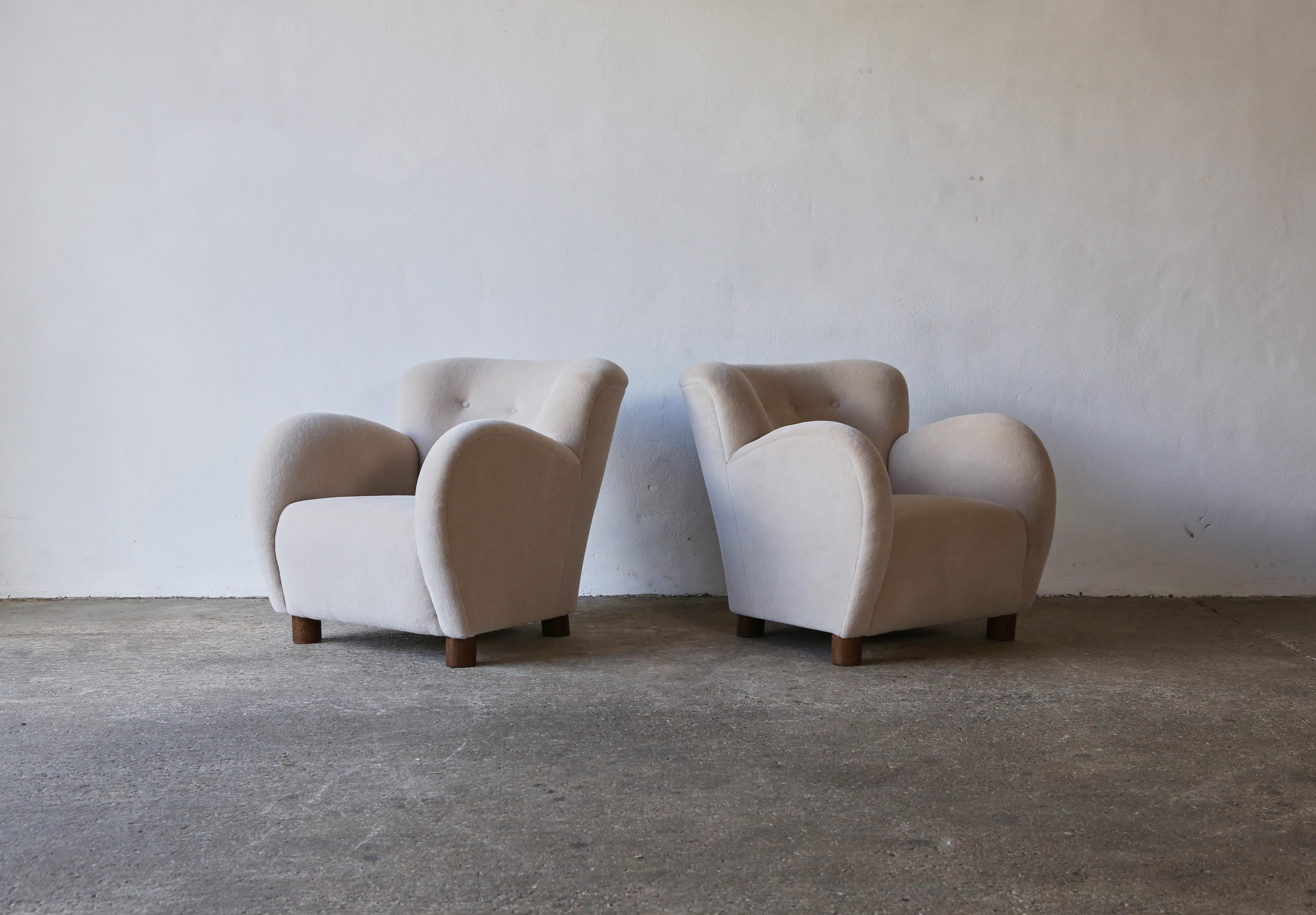 A superb pair of modern round-arm lounge chairs.  Handmade beech frames and sprung seats.  Newly upholstered in a premium, soft, pure alpaca wool fabric with solid oak feet. Fast shipping worldwide.


