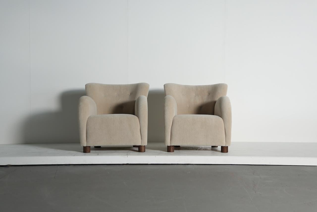 Ein hervorragendes Paar moderner Sessel mit runden Armlehnen.  Handgefertigte Buchenholzrahmen und gefederte Sitze.  Neu gepolstert mit einem hochwertigen, weichen Stoff aus reiner Alpakawolle und massiven Eichenfüßen. Schneller Versand weltweit.


