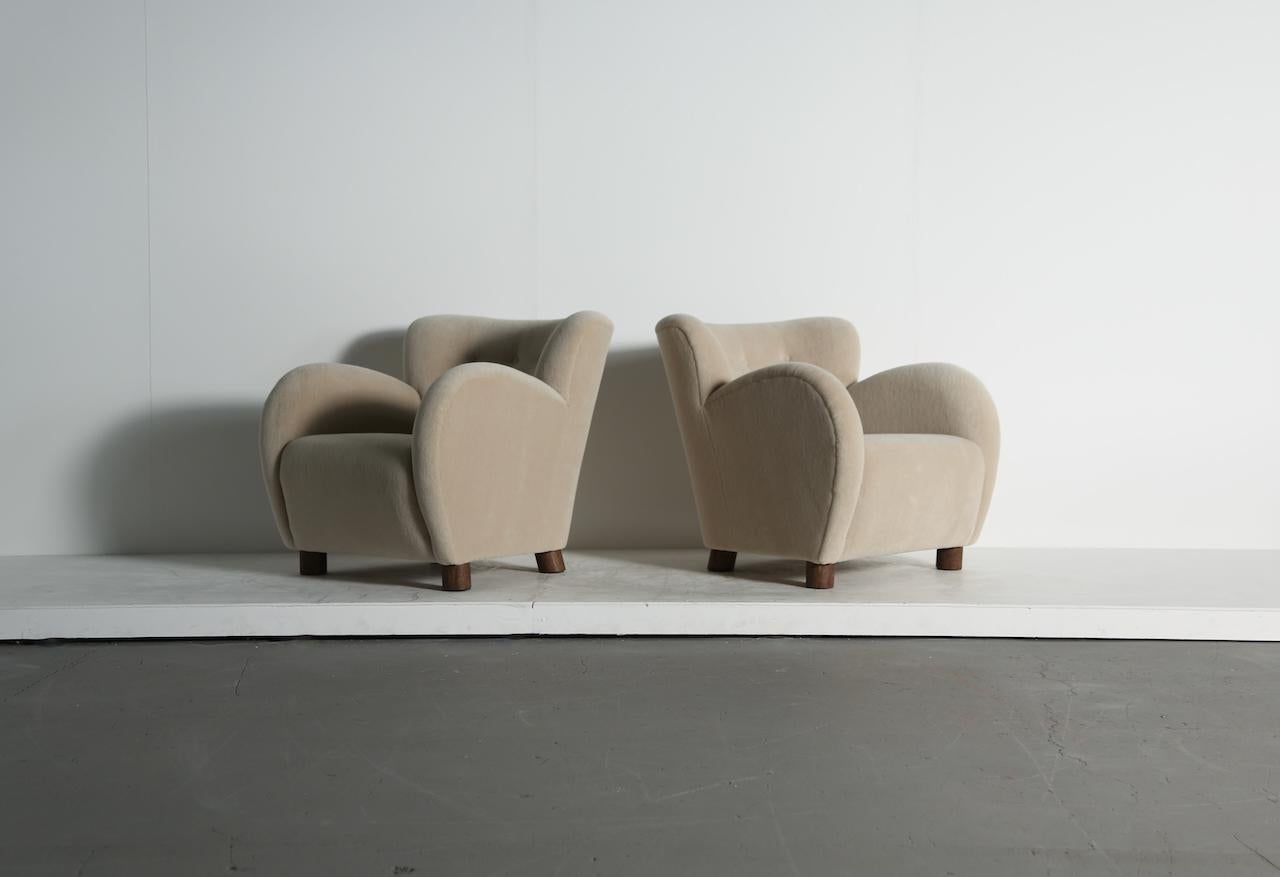 Ein hervorragendes Paar Loungesessel, neu gepolstert mit reinem Alpaka (Skandinavische Moderne) im Angebot