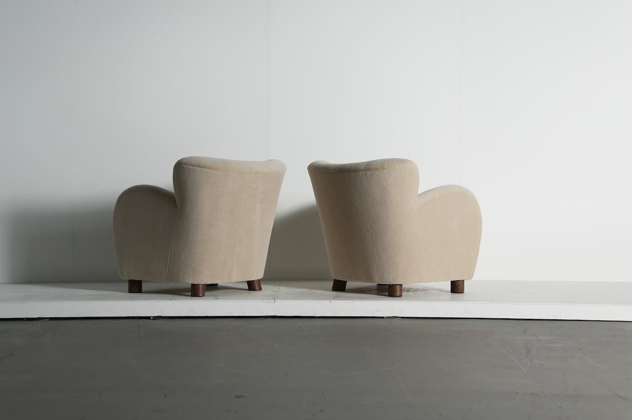 Ein hervorragendes Paar Loungesessel, neu gepolstert mit reinem Alpaka (Britisch) im Angebot