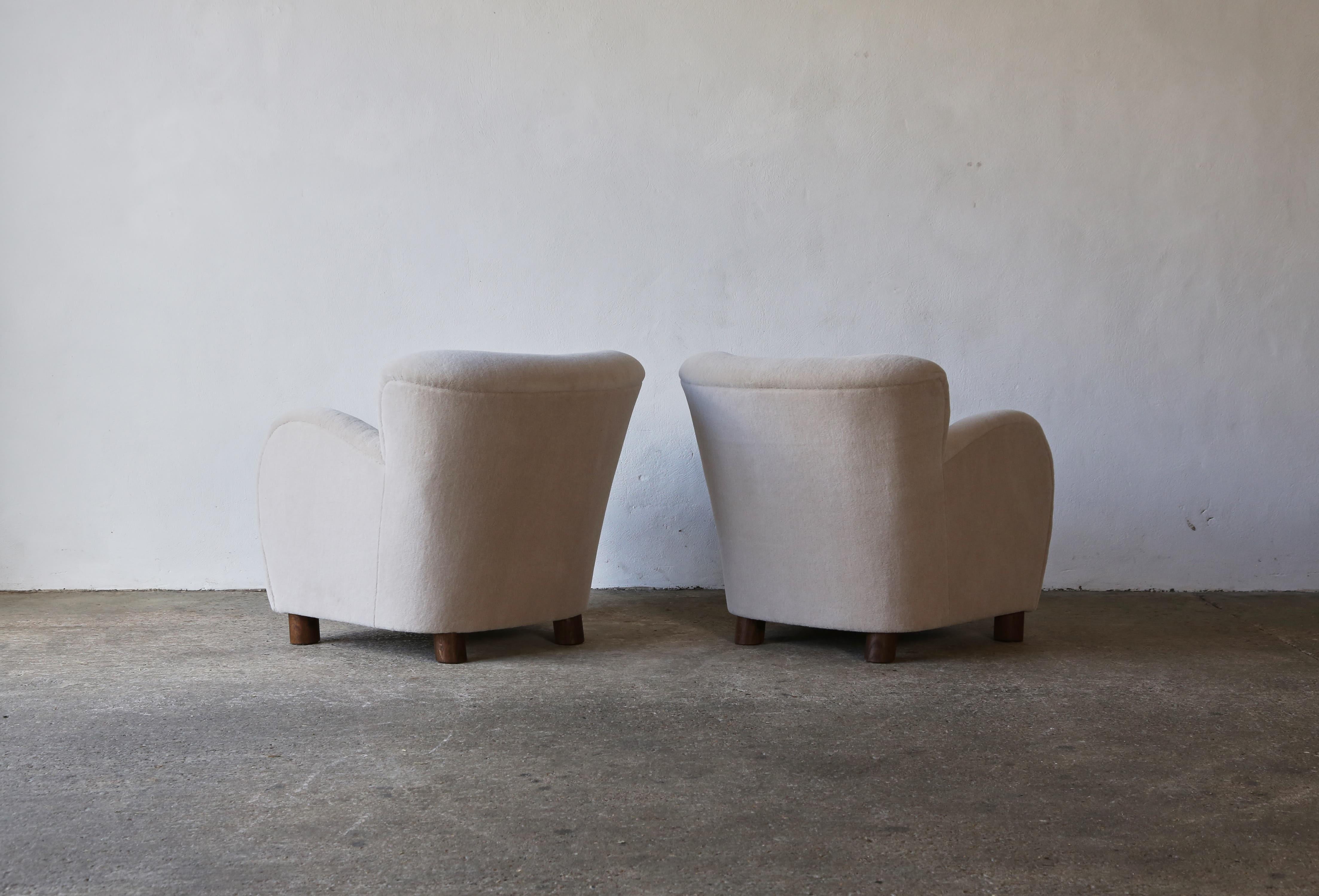 Superbe paire de fauteuils de salon, nouvellement tapissés en pure alpaga Bon état - En vente à London, GB