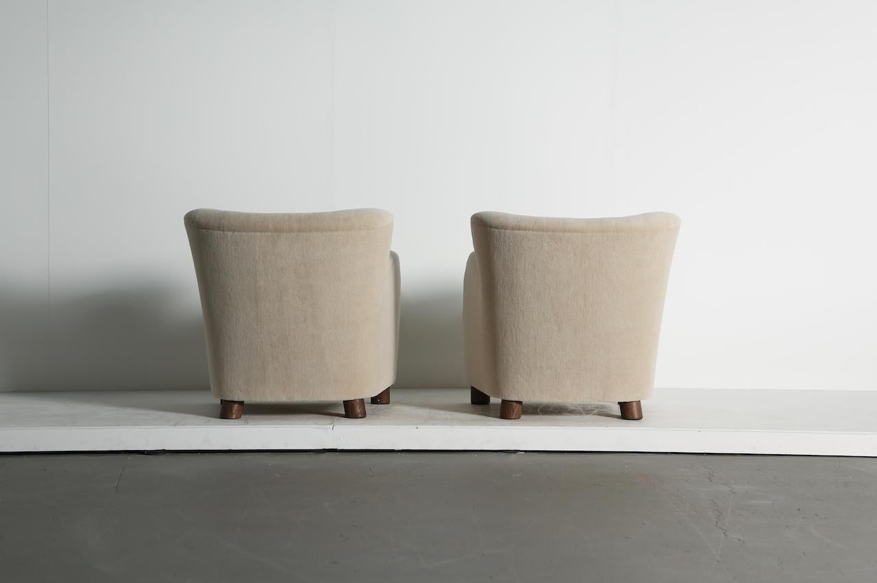 Ein hervorragendes Paar Loungesessel, neu gepolstert mit reinem Alpaka im Zustand „Gut“ im Angebot in Lewes, East Sussex