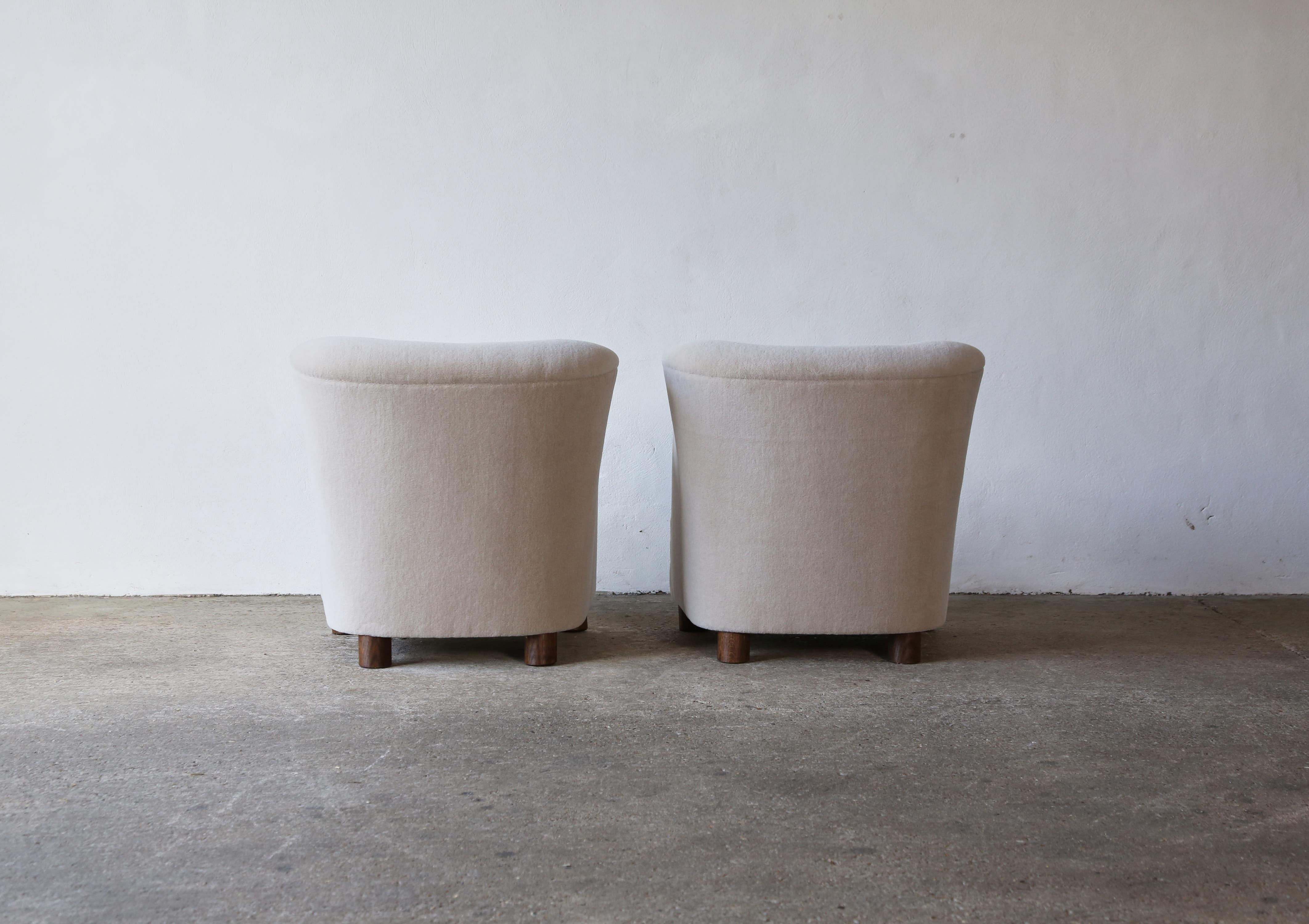 XXIe siècle et contemporain Superbe paire de fauteuils de salon, nouvellement tapissés en pure alpaga en vente