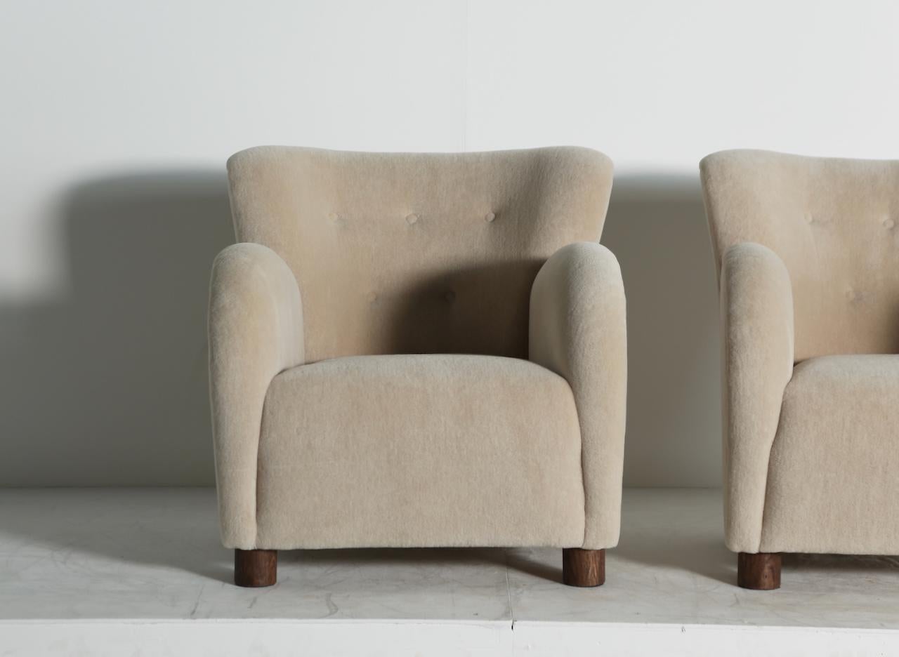 Ein hervorragendes Paar Loungesessel, neu gepolstert mit reinem Alpaka (21. Jahrhundert und zeitgenössisch) im Angebot