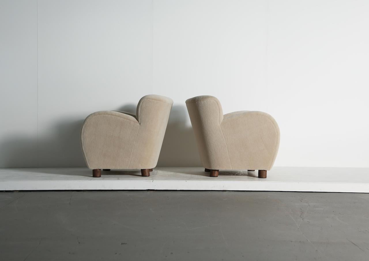 Ein hervorragendes Paar Loungesessel, neu gepolstert mit reinem Alpaka im Angebot 1