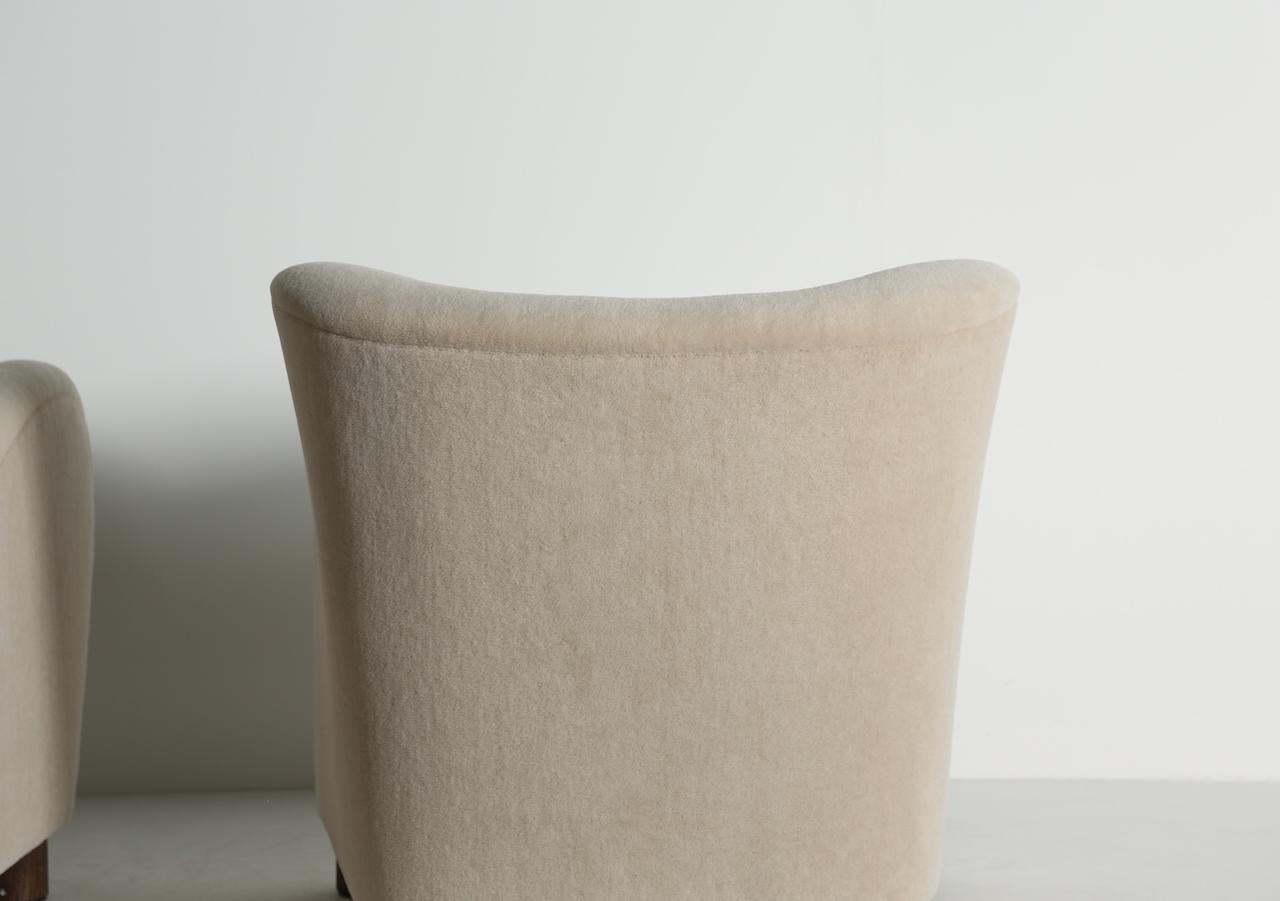 Ein hervorragendes Paar Loungesessel, neu gepolstert mit reinem Alpaka im Angebot 2