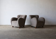 Superbe paire de fauteuils de salon, nouvellement tapissés en pure alpaga