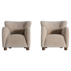 Superbe paire de fauteuils de salon, récemment retapissés en alpaga « Pure Ivory »