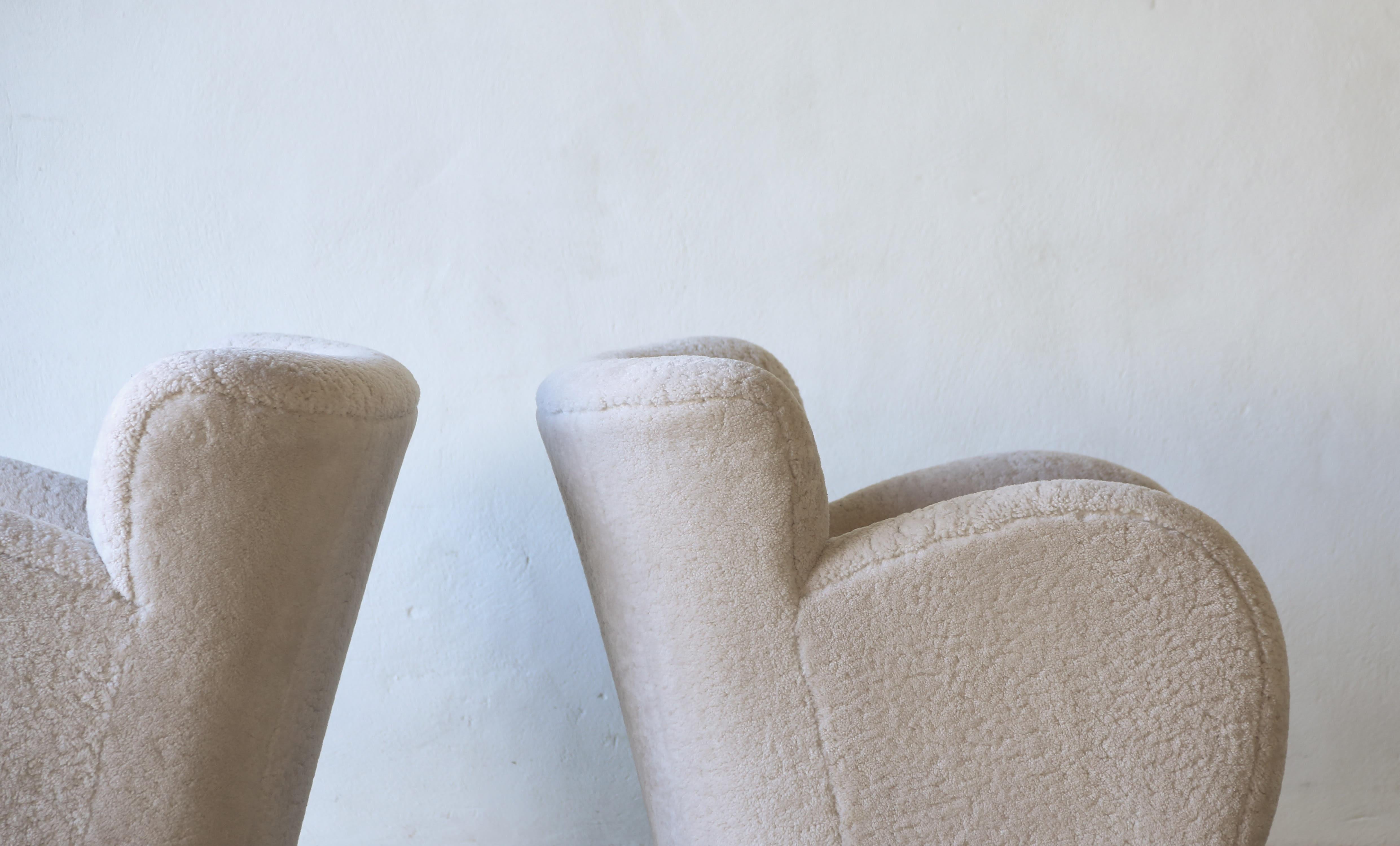 Superb Pair of Lounge Chairs, Upholstered in Natural Sheepskin For Sale 7