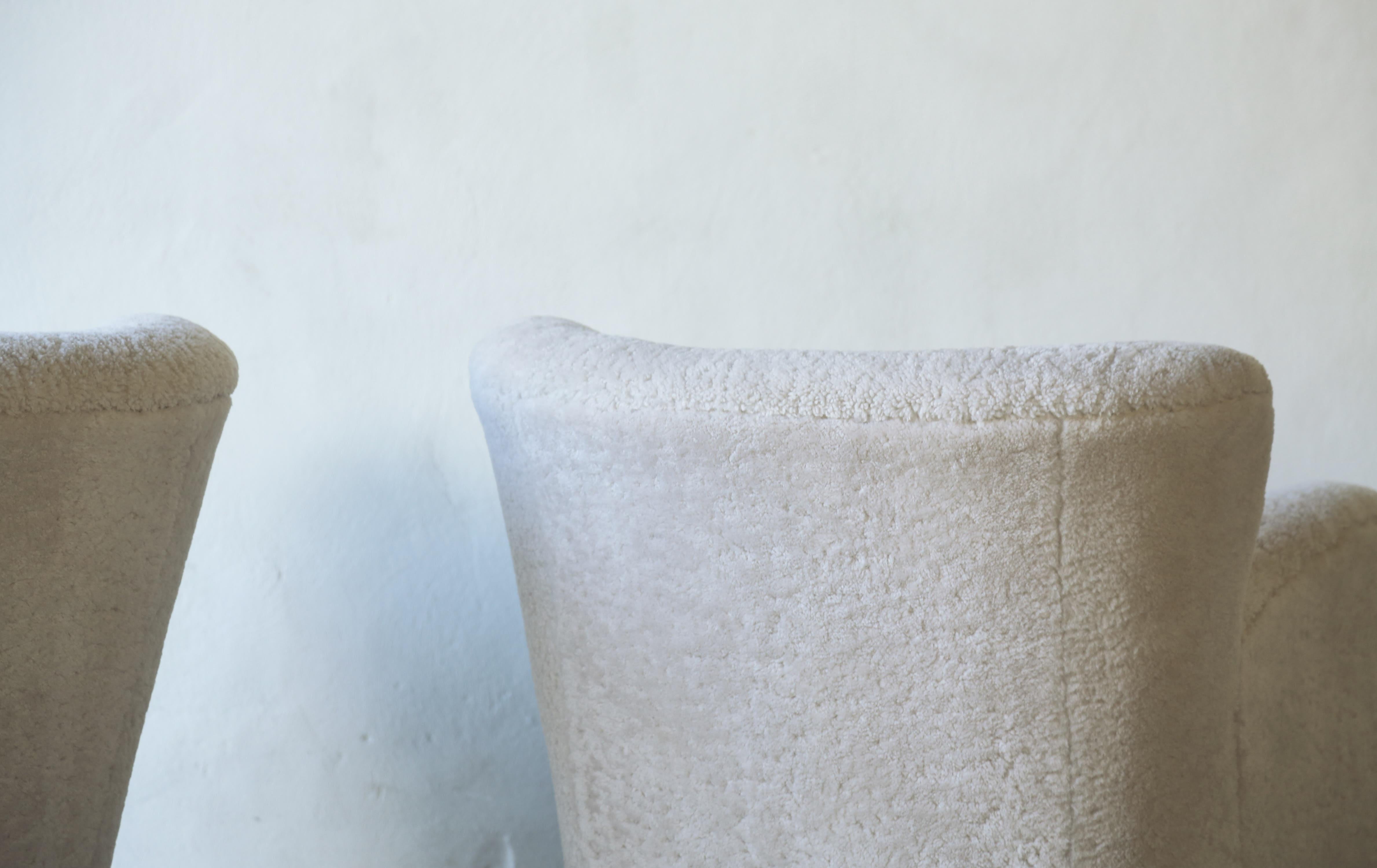 Superb Pair of Lounge Chairs, Upholstered in Natural Sheepskin For Sale 10