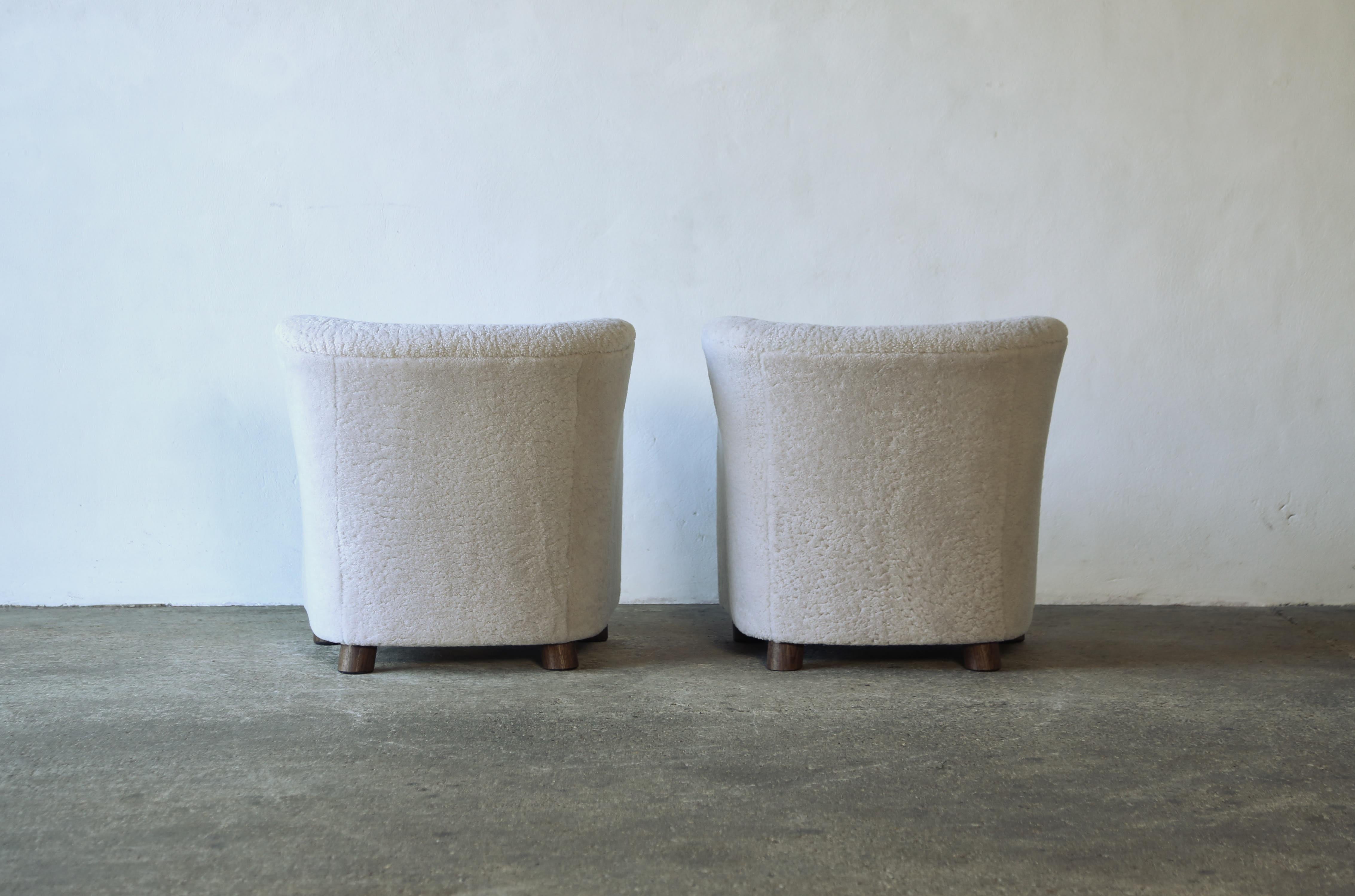Superb Pair of Lounge Chairs, Upholstered in Natural Sheepskin For Sale 11