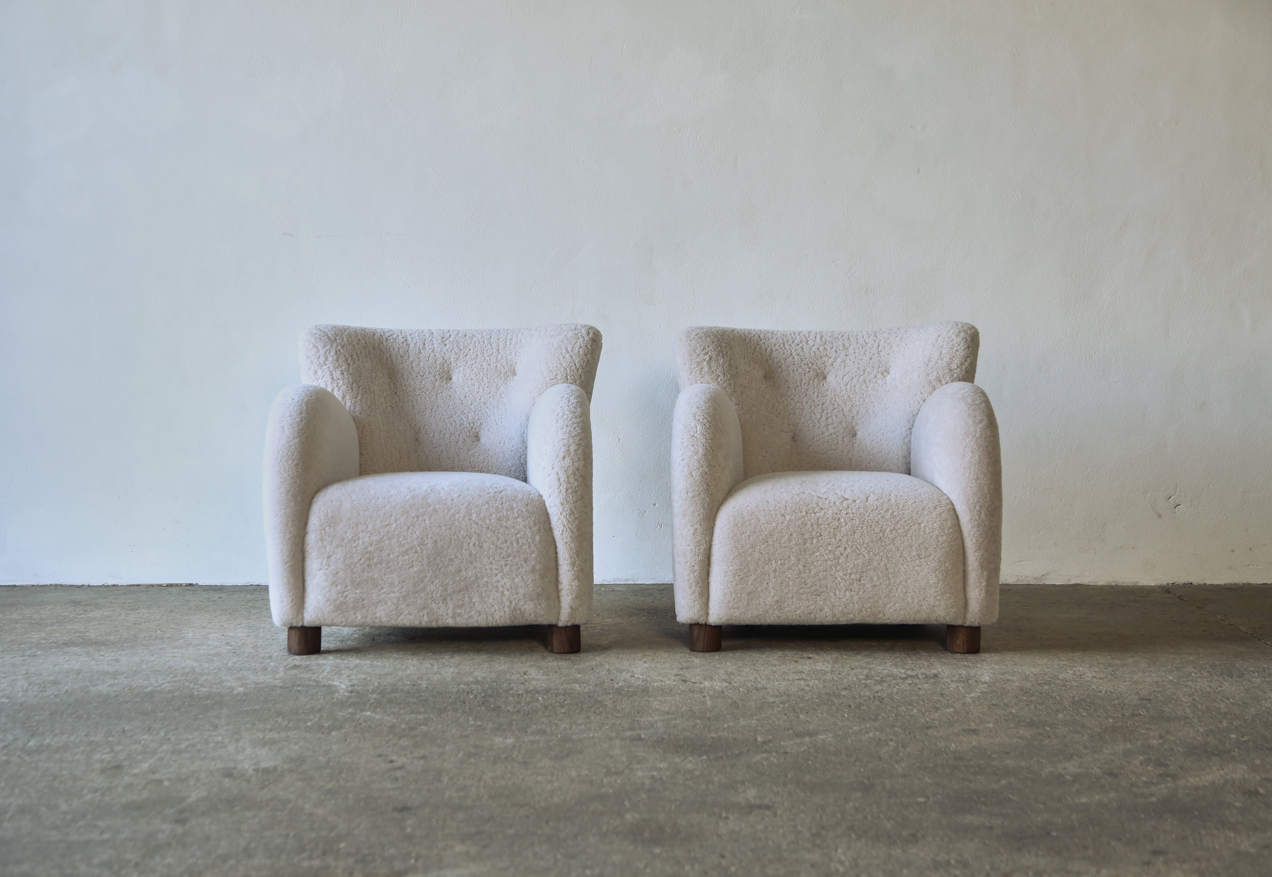 Hervorragendes Paar Loungesessel, gepolstert mit natürlichem Schafsfell (Skandinavische Moderne) im Angebot