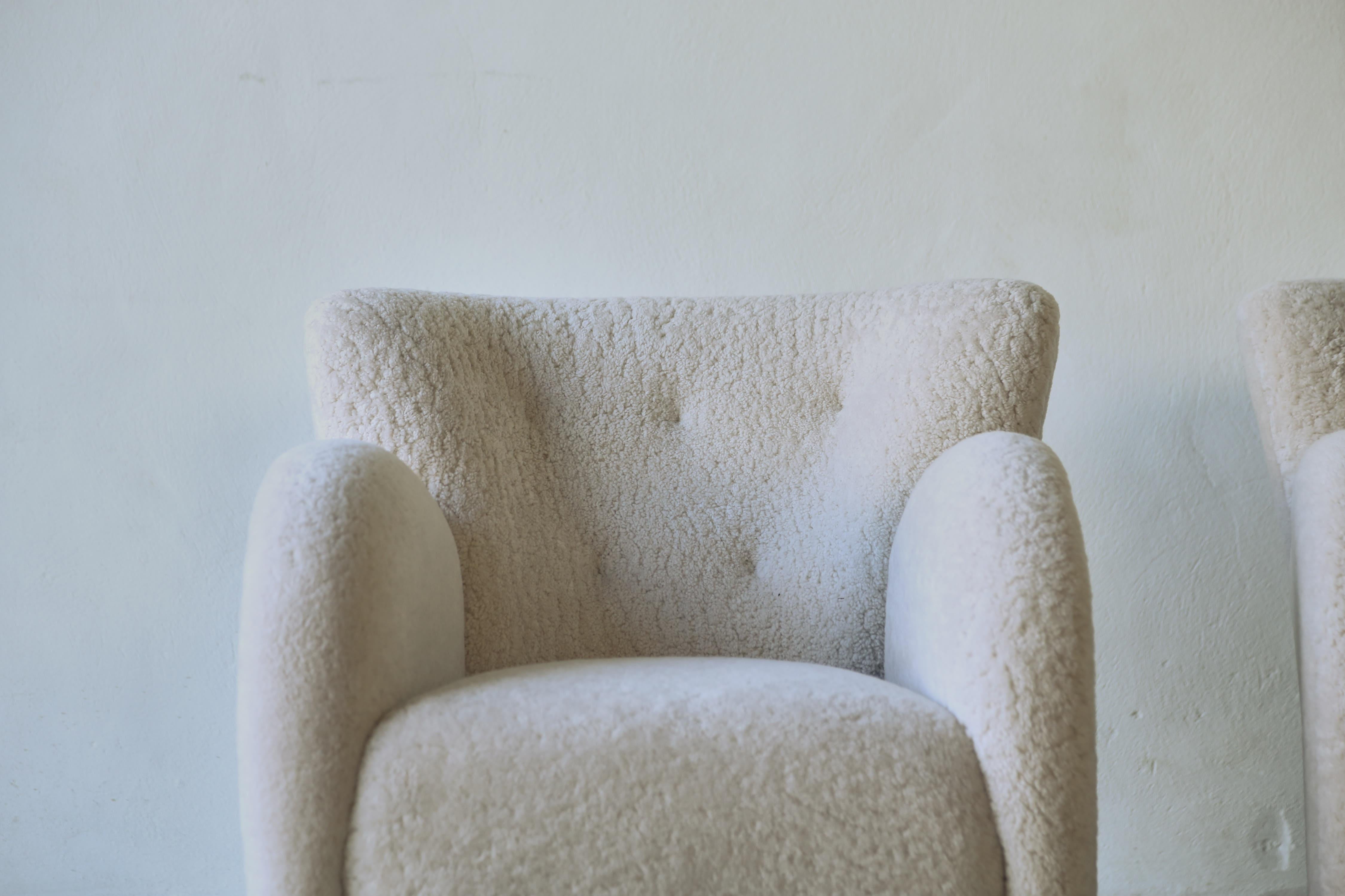 Superb Pair of Lounge Chairs, Upholstered in Natural Sheepskin In Good Condition For Sale In London, GB