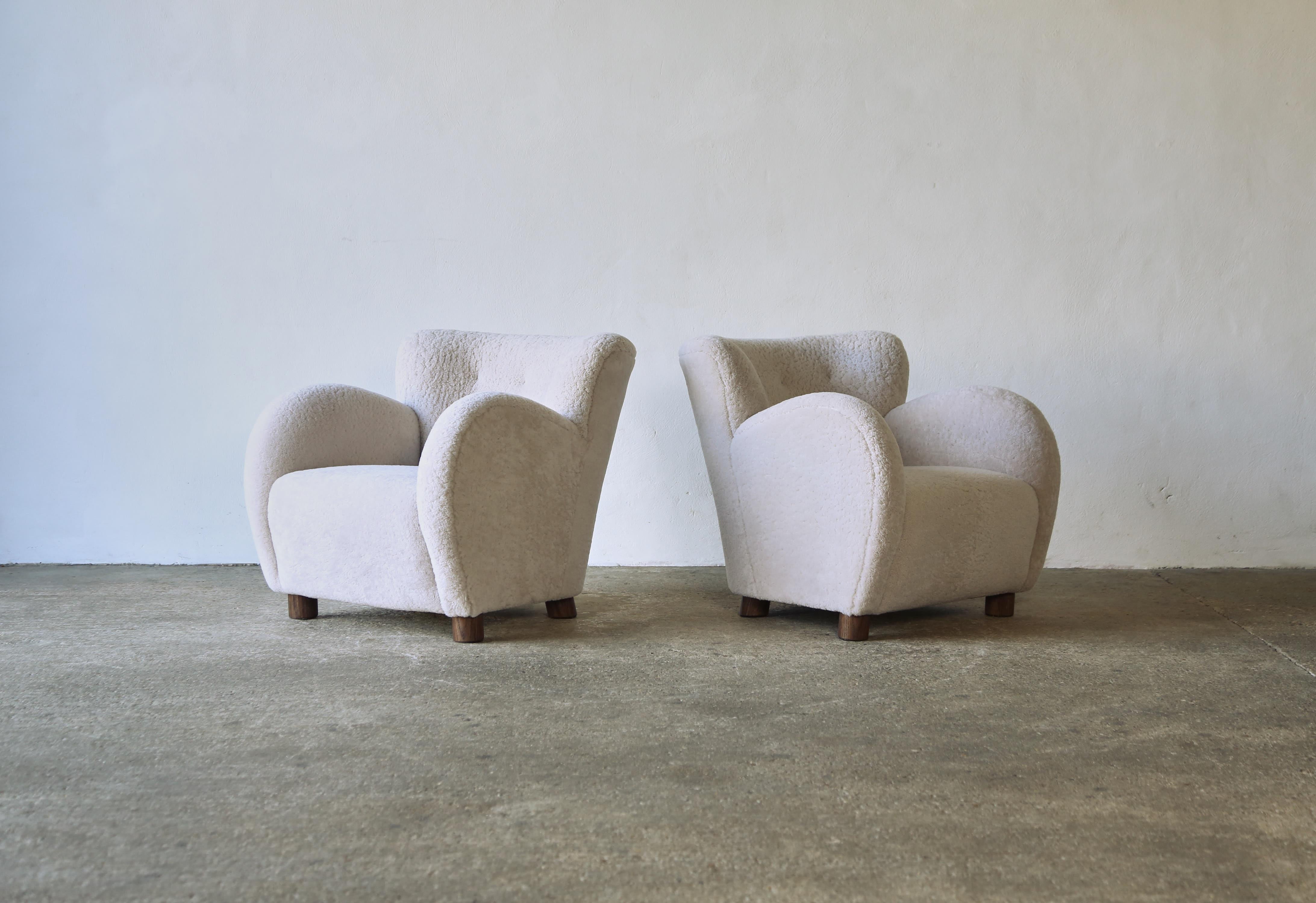 Contemporary Superb Pair of Lounge Chairs, Upholstered in Natural Sheepskin For Sale
