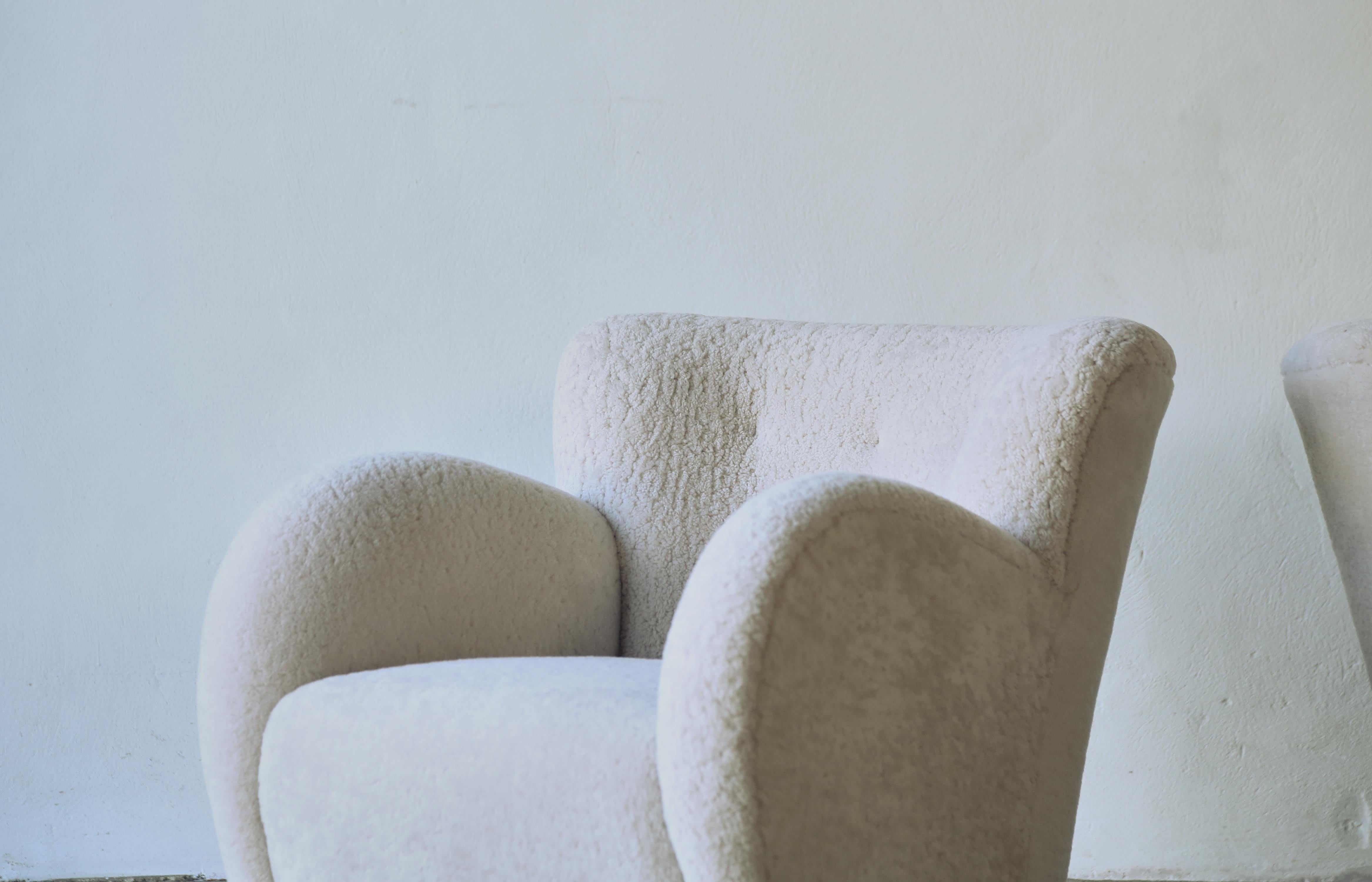 Superb Pair of Lounge Chairs, Upholstered in Natural Sheepskin For Sale 1