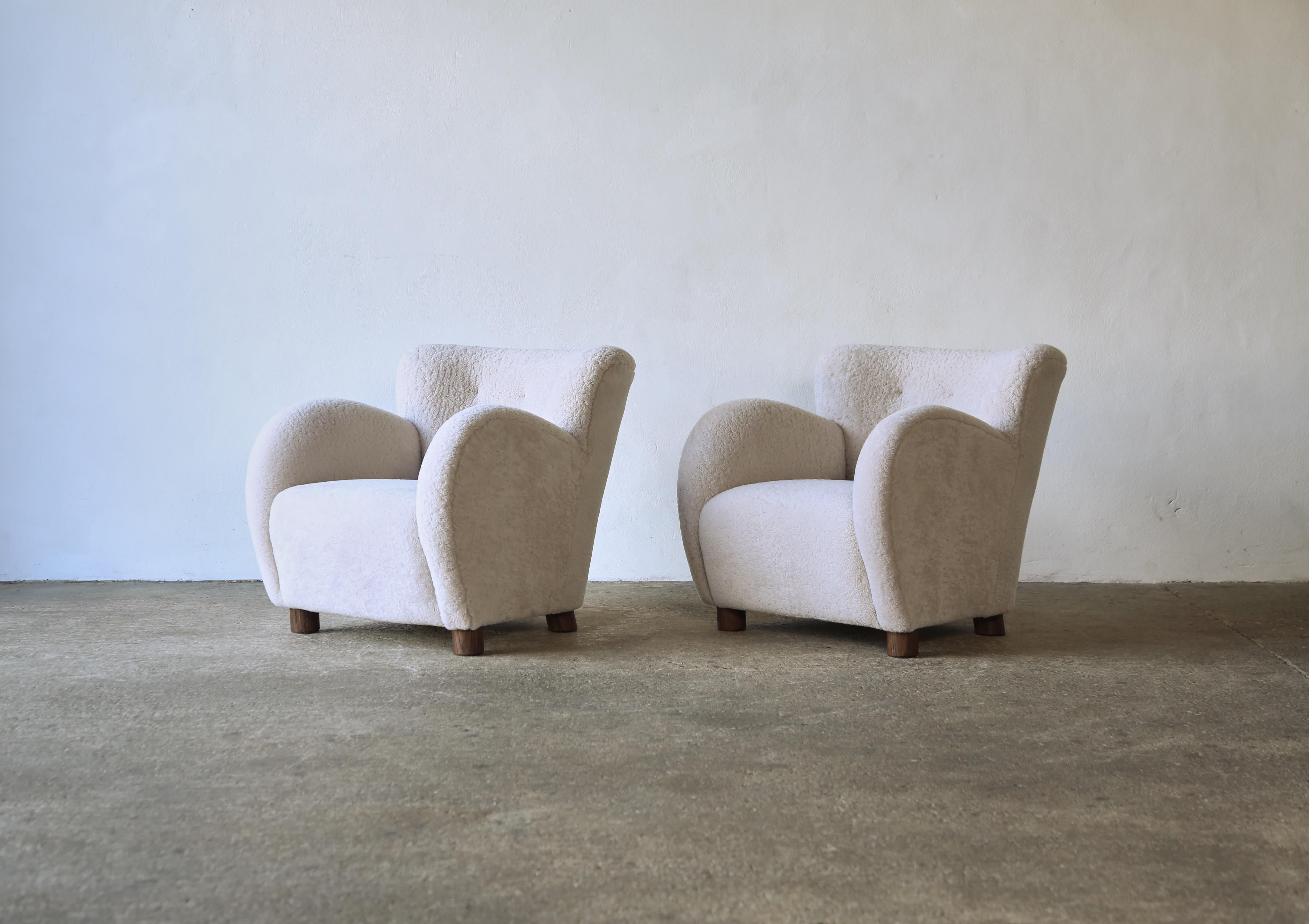 Superb Pair of Lounge Chairs, Upholstered in Natural Sheepskin For Sale 1