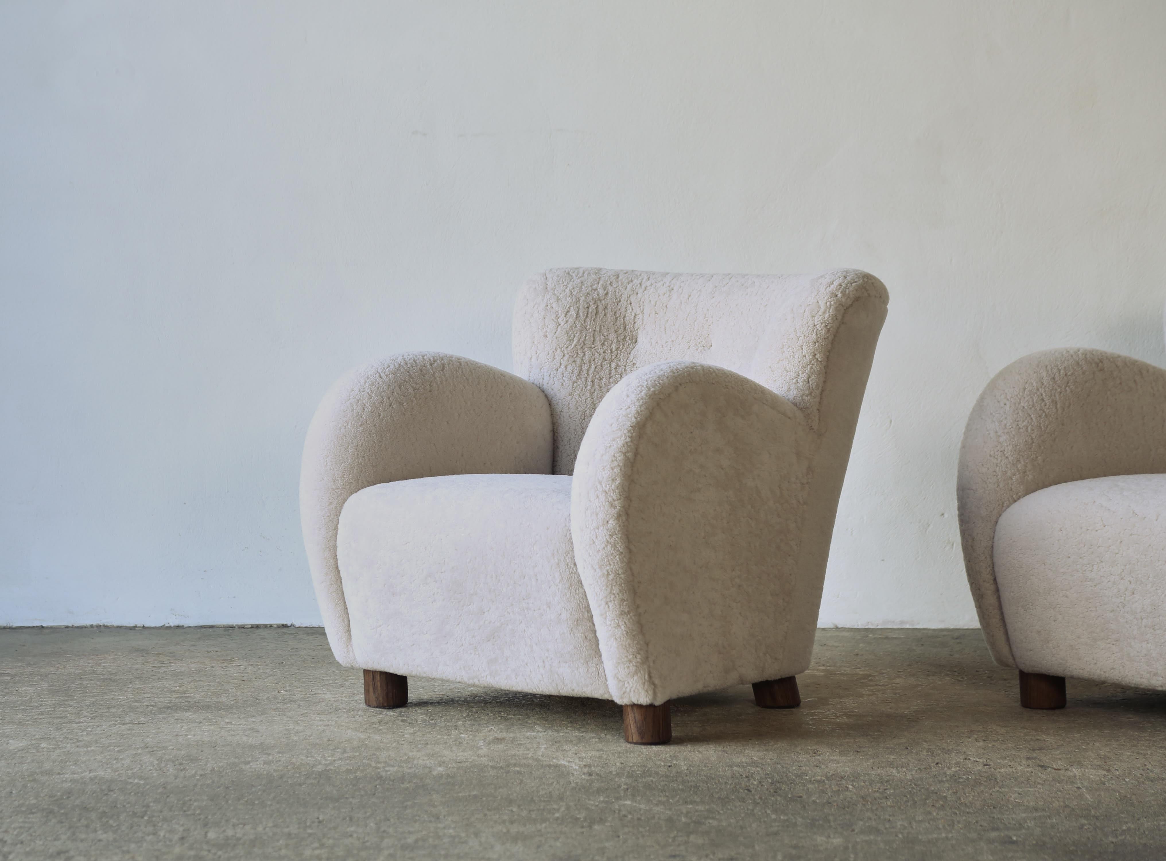 Superb Pair of Lounge Chairs, Upholstered in Natural Sheepskin For Sale 3