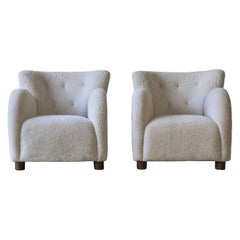 Superbe paire de chaises longues, tapissées de peau de mouton naturelle