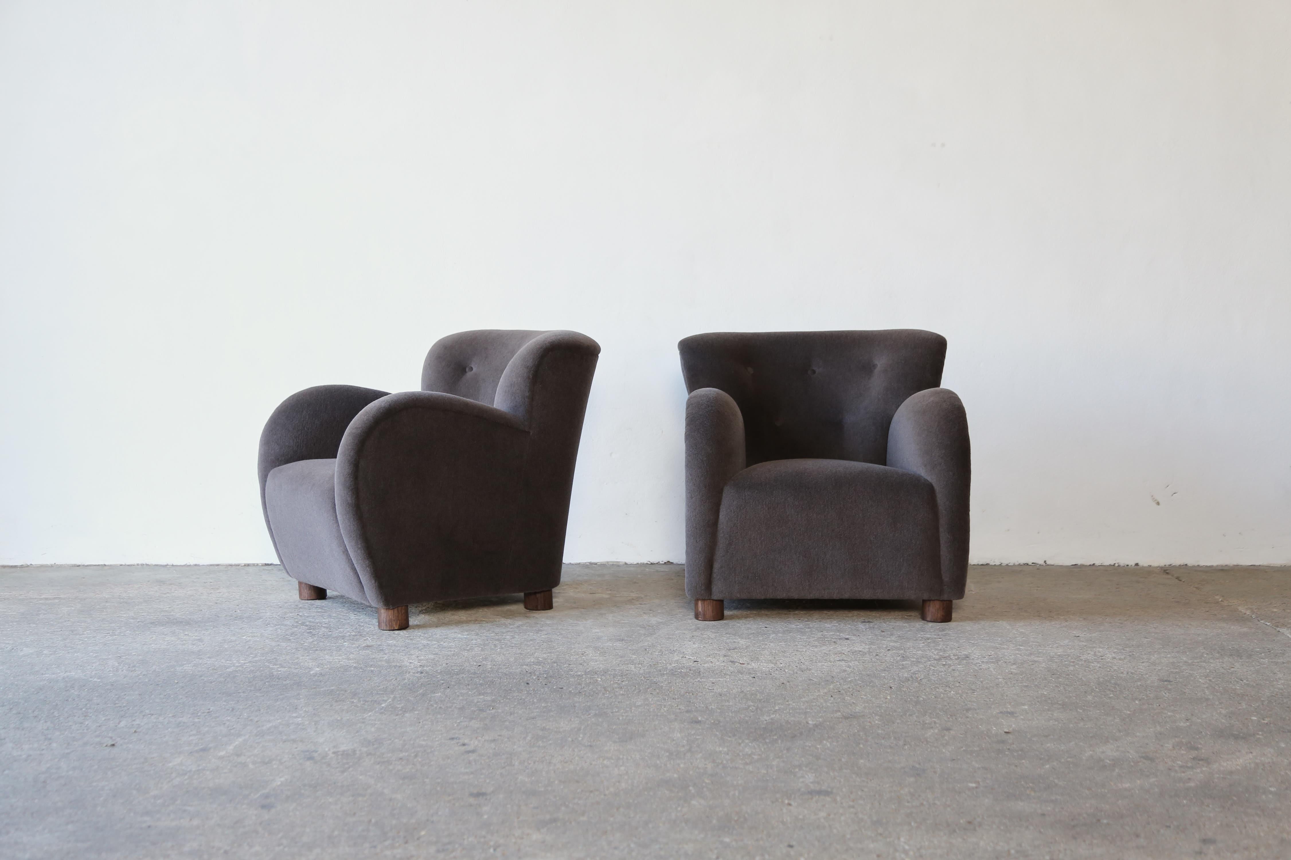 Superbe paire de fauteuils de salon, tapissés en pure alpaga en vente 7