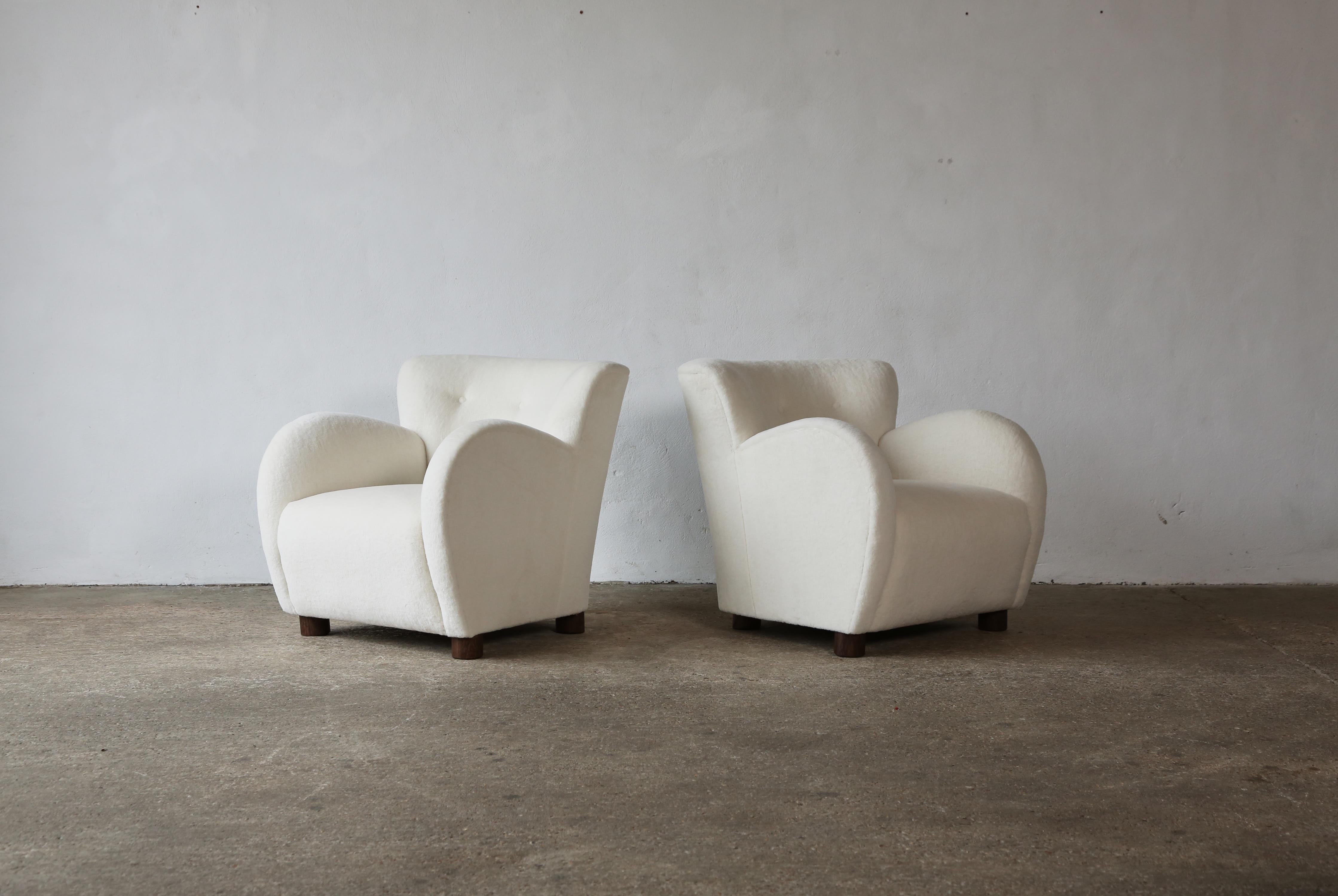 Ein hervorragendes Paar moderner Rundarm-Sessel im dänischen Stil. Handgefertigtes Buchengestell, gefederter Sitz und neu gepolstert mit einem hochwertigen, weichen Stoff aus reiner weißer Alpakawolle und massiven Eichenfüßen. Schneller Versand