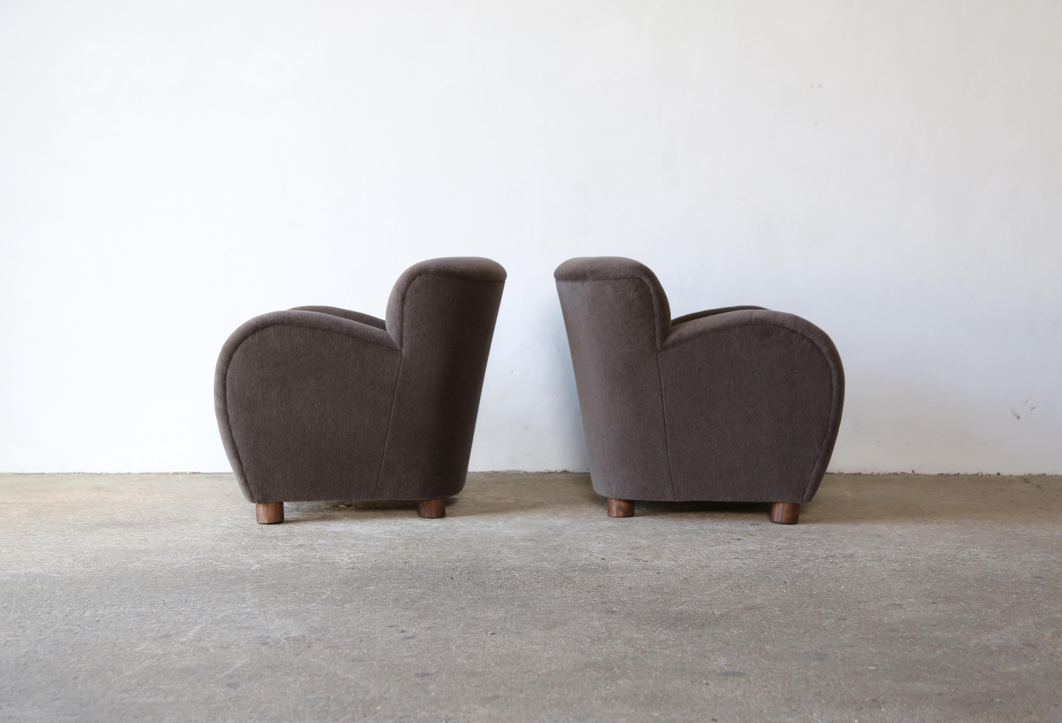 Superb Pair of Lounge Chairs, Upholstered in Pure Alpaca In Good Condition For Sale In London, GB