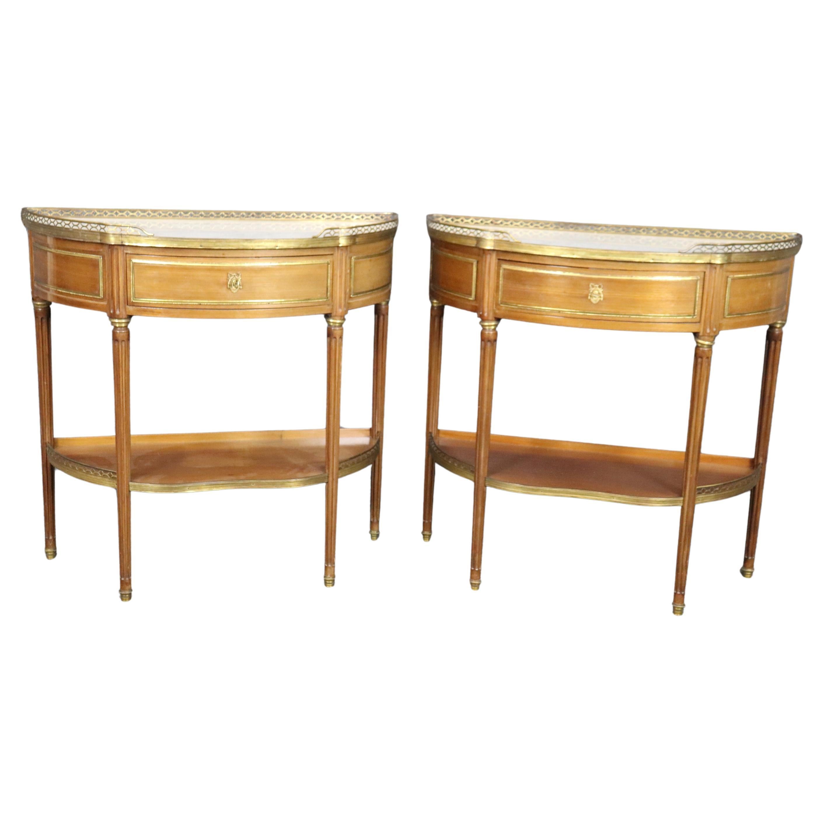  Superbe paire de tables consoles Demilune à plateau en marbre et à monture en bronze 