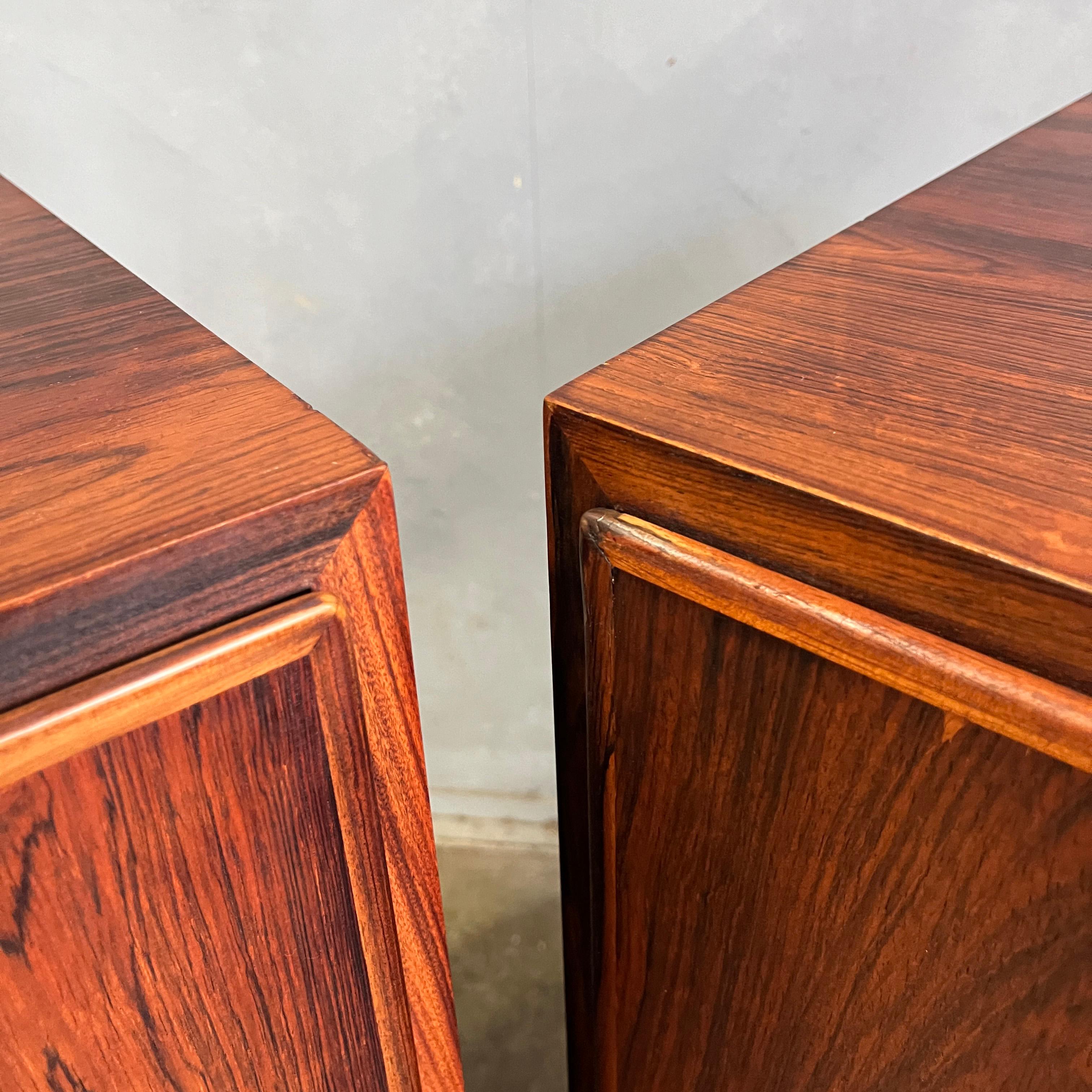 Superb Pair of Midcentury Cabinets in Rosewood  For Sale 4
