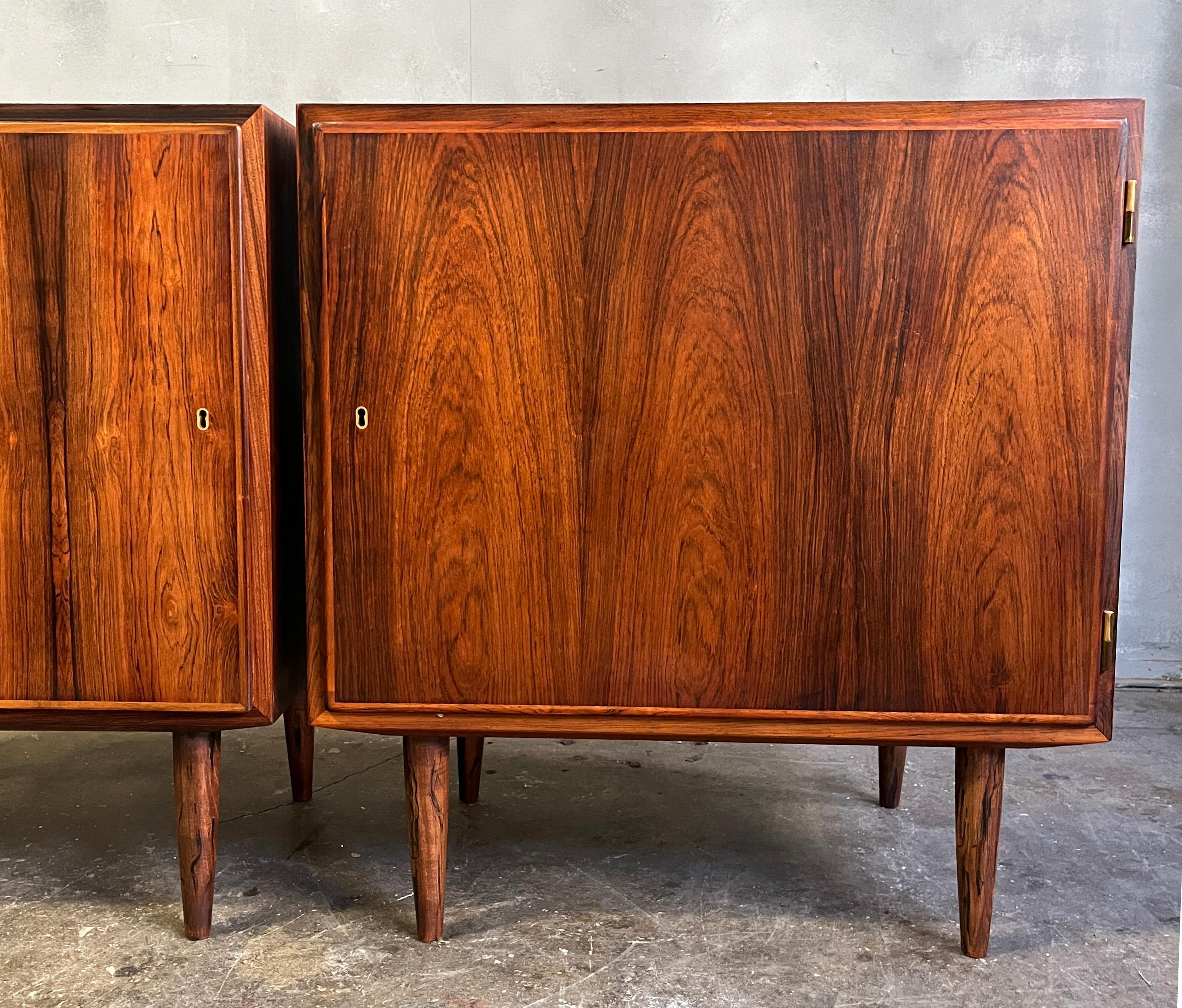 Superb Pair of Midcentury Cabinets in Rosewood  In Good Condition For Sale In BROOKLYN, NY