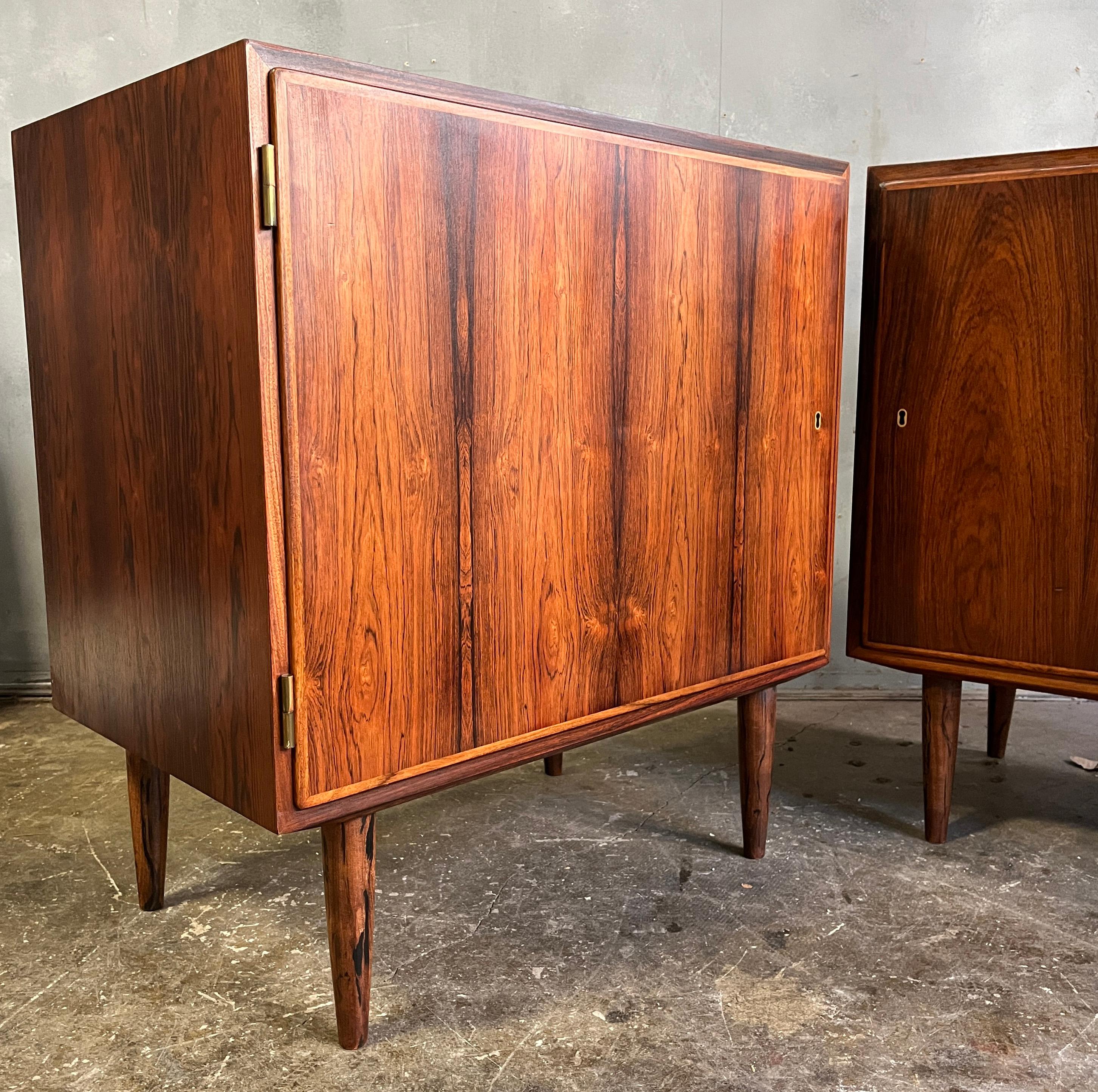 Superb Pair of Midcentury Cabinets in Rosewood  For Sale 2