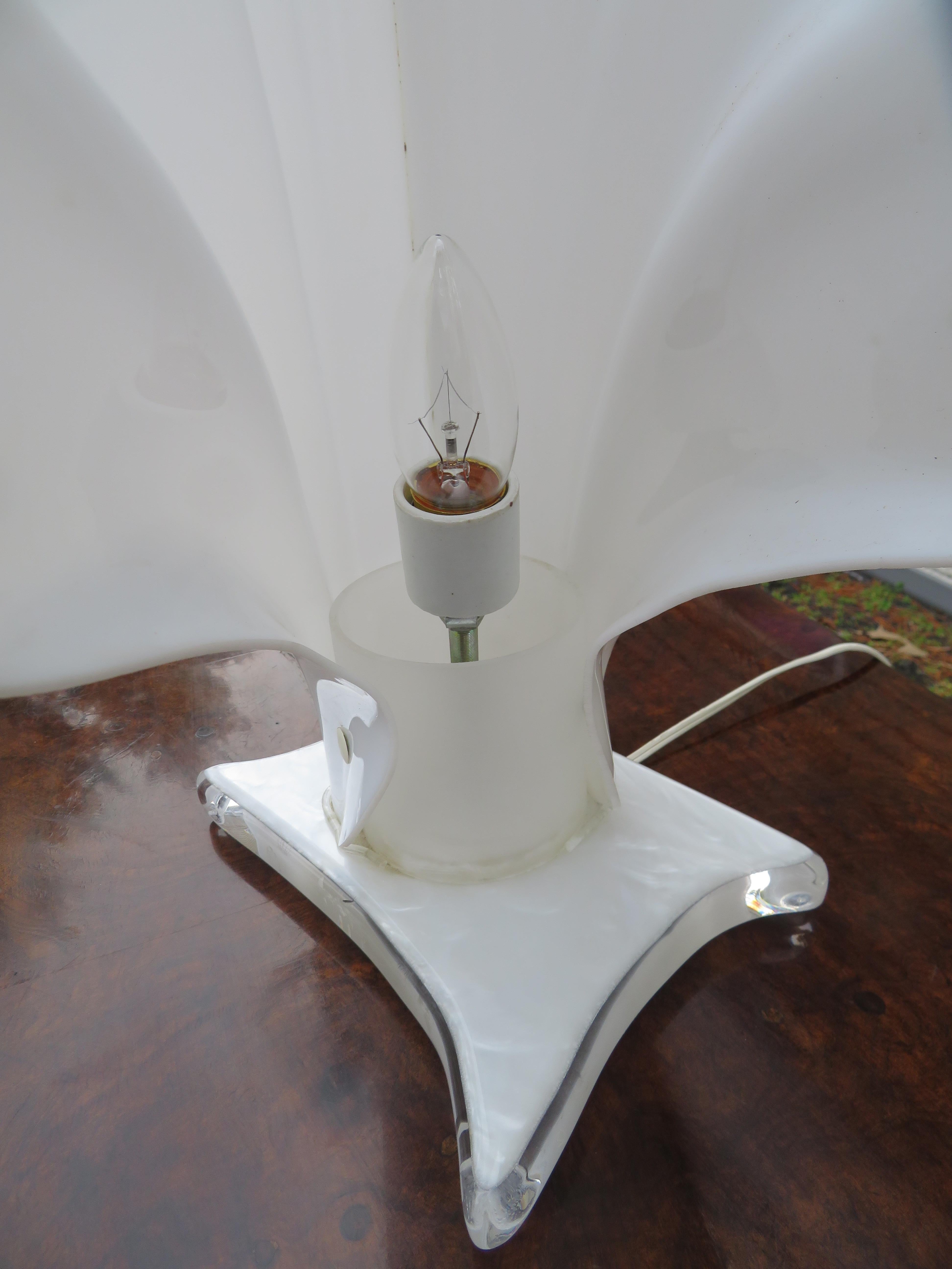 Superbe paire de lampes de bureau monumentales en forme de fleur en acrylique blanc par Rougier  en vente 4