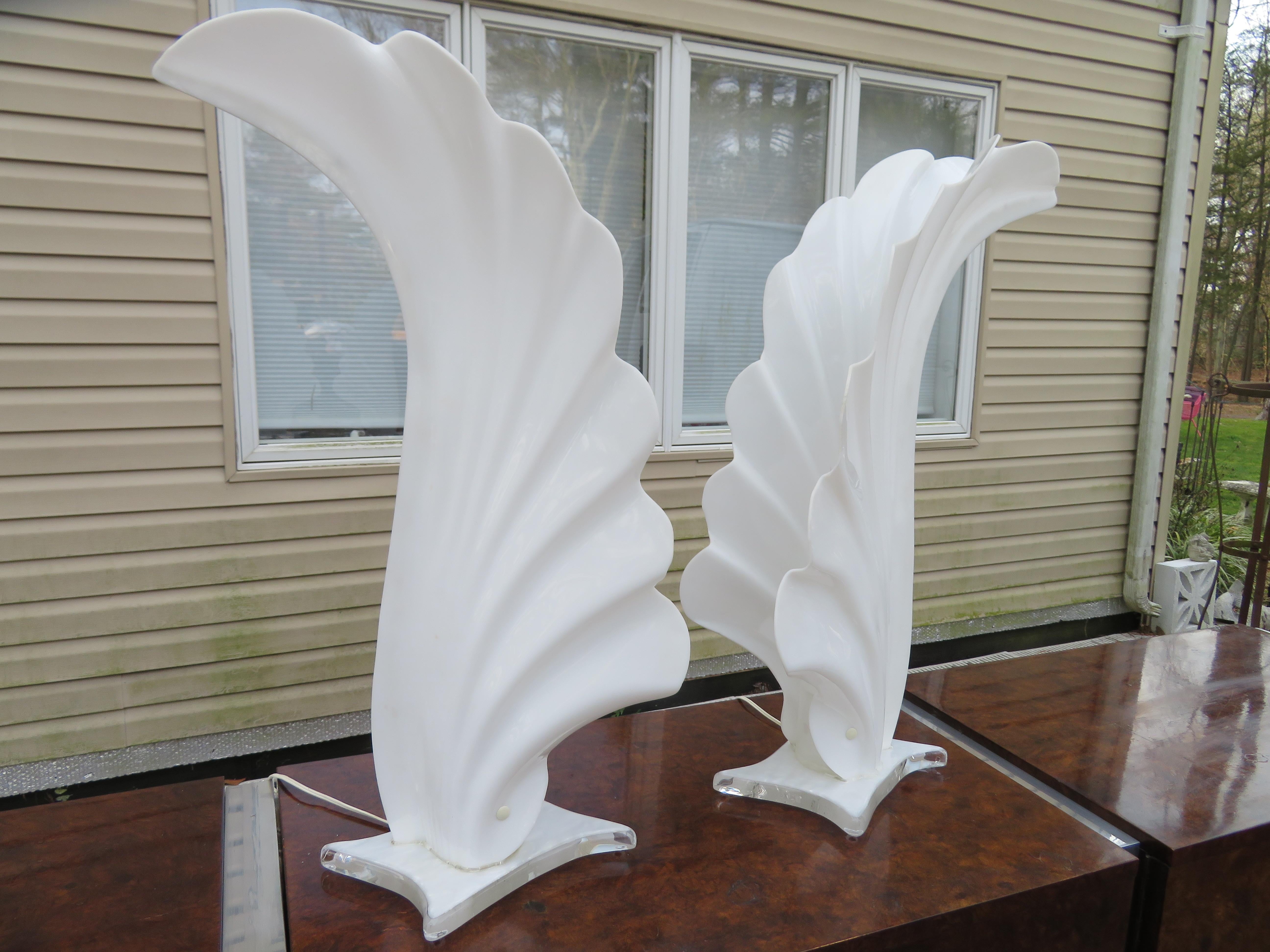 Superbe paire de lampes de table monumentales en acrylique blanc fabriquées par Rougier au Canada.
Original Vintage Condition
Chacune prend 1 ampoule max. 60 watts : 29