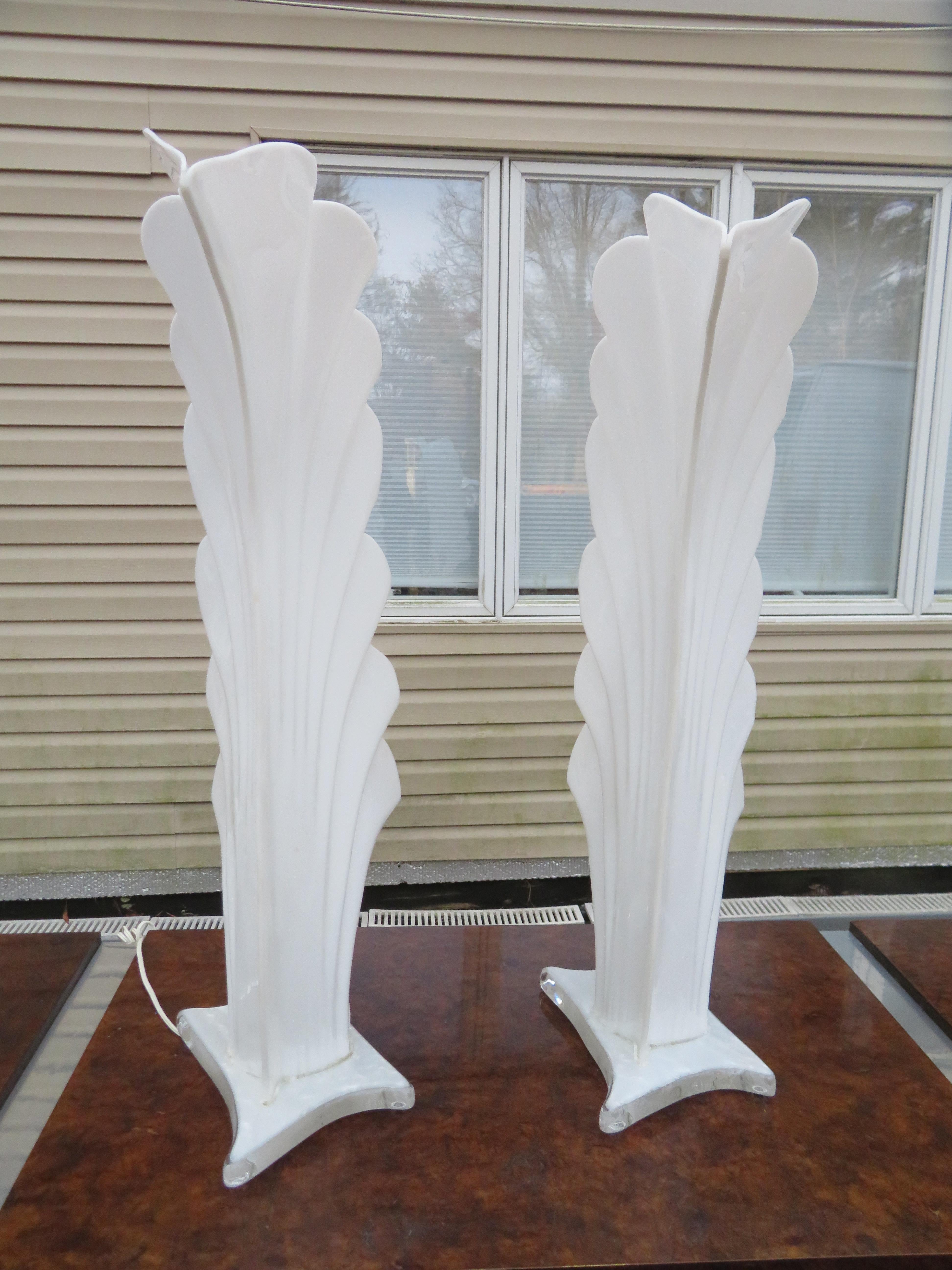 Monumentale weiße Acryl-Blumen-Tischlampe von Rougier, Paar  (Kanadisch) im Angebot