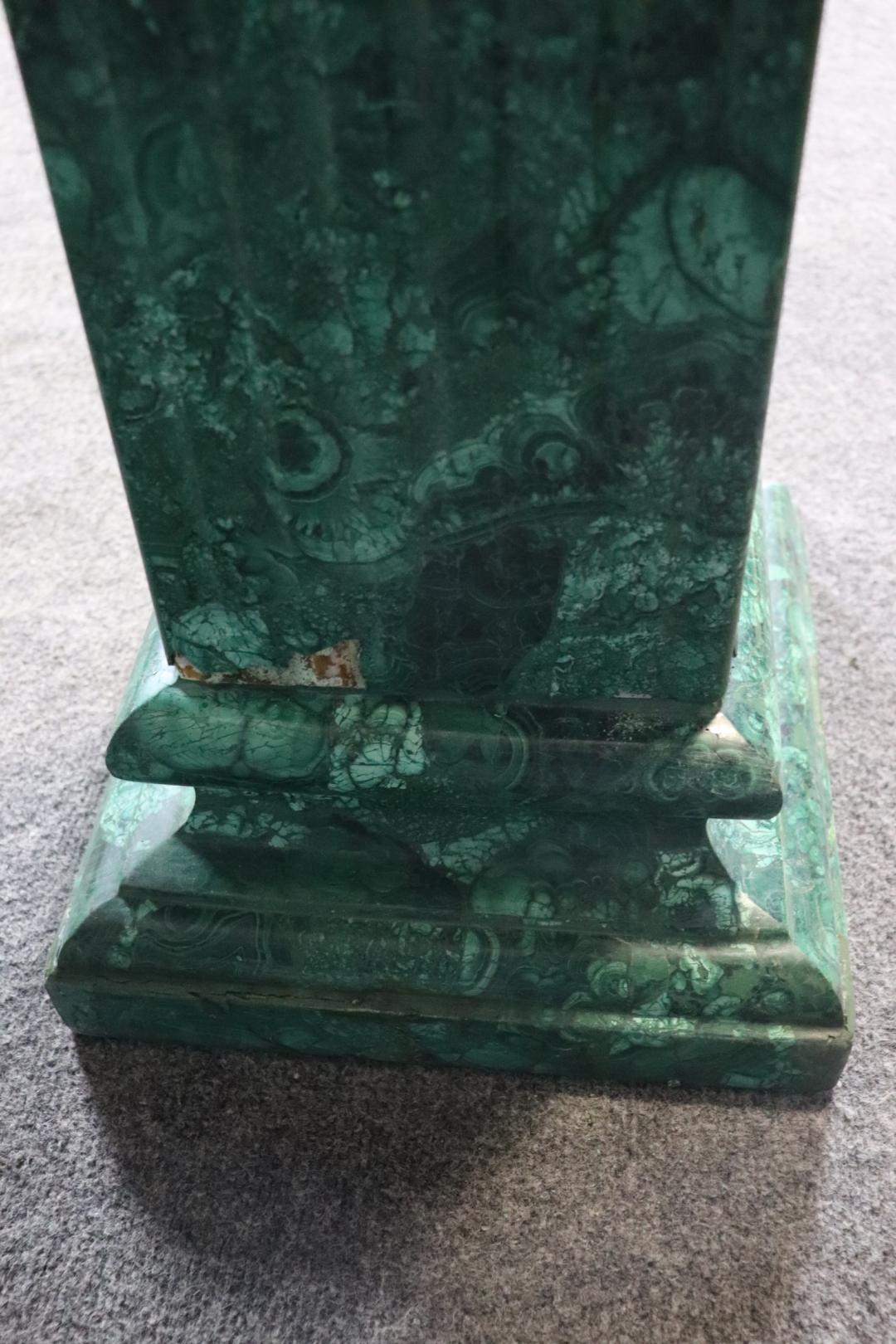 Superba coppia di piedistalli francesi montati con urne di malachite montate in bronzo in vendita 3