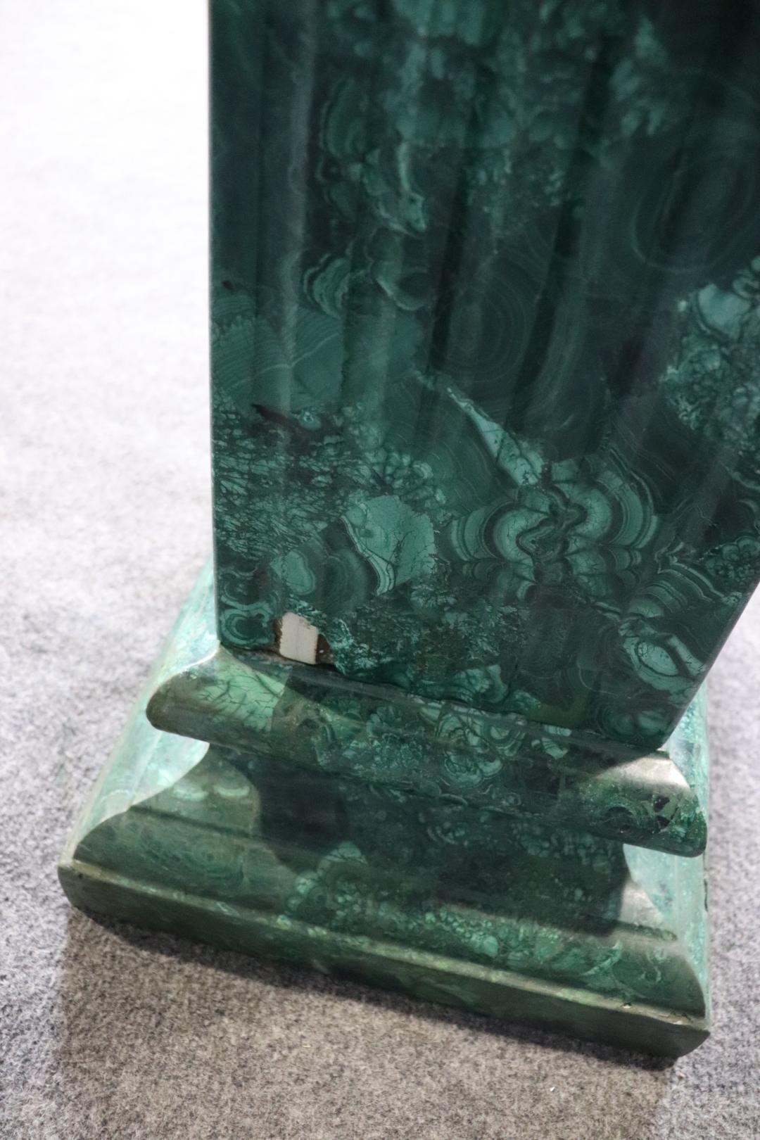 Superba coppia di piedistalli francesi montati con urne di malachite montate in bronzo in vendita 4