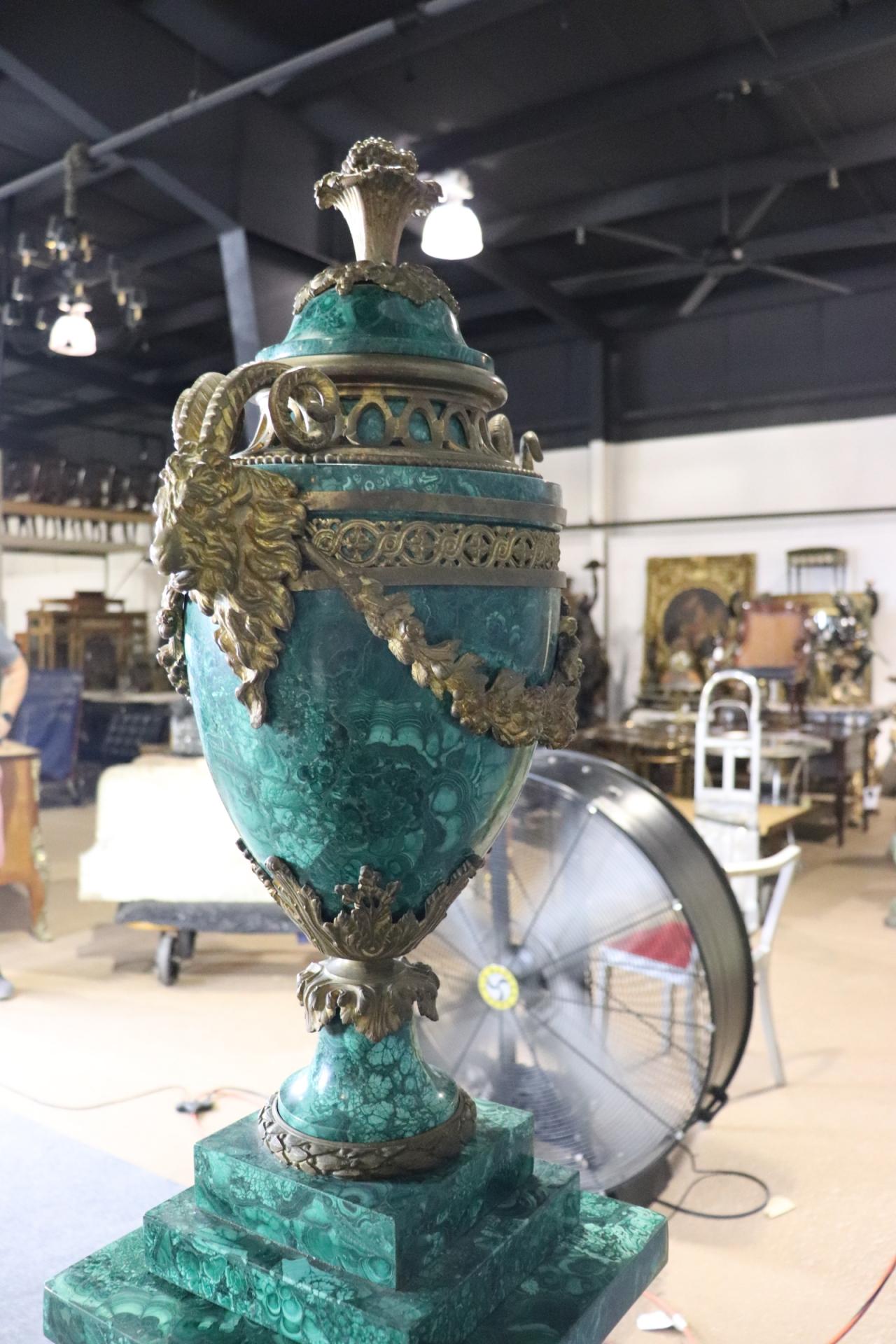 Superba coppia di piedistalli francesi montati con urne di malachite montate in bronzo in vendita 5