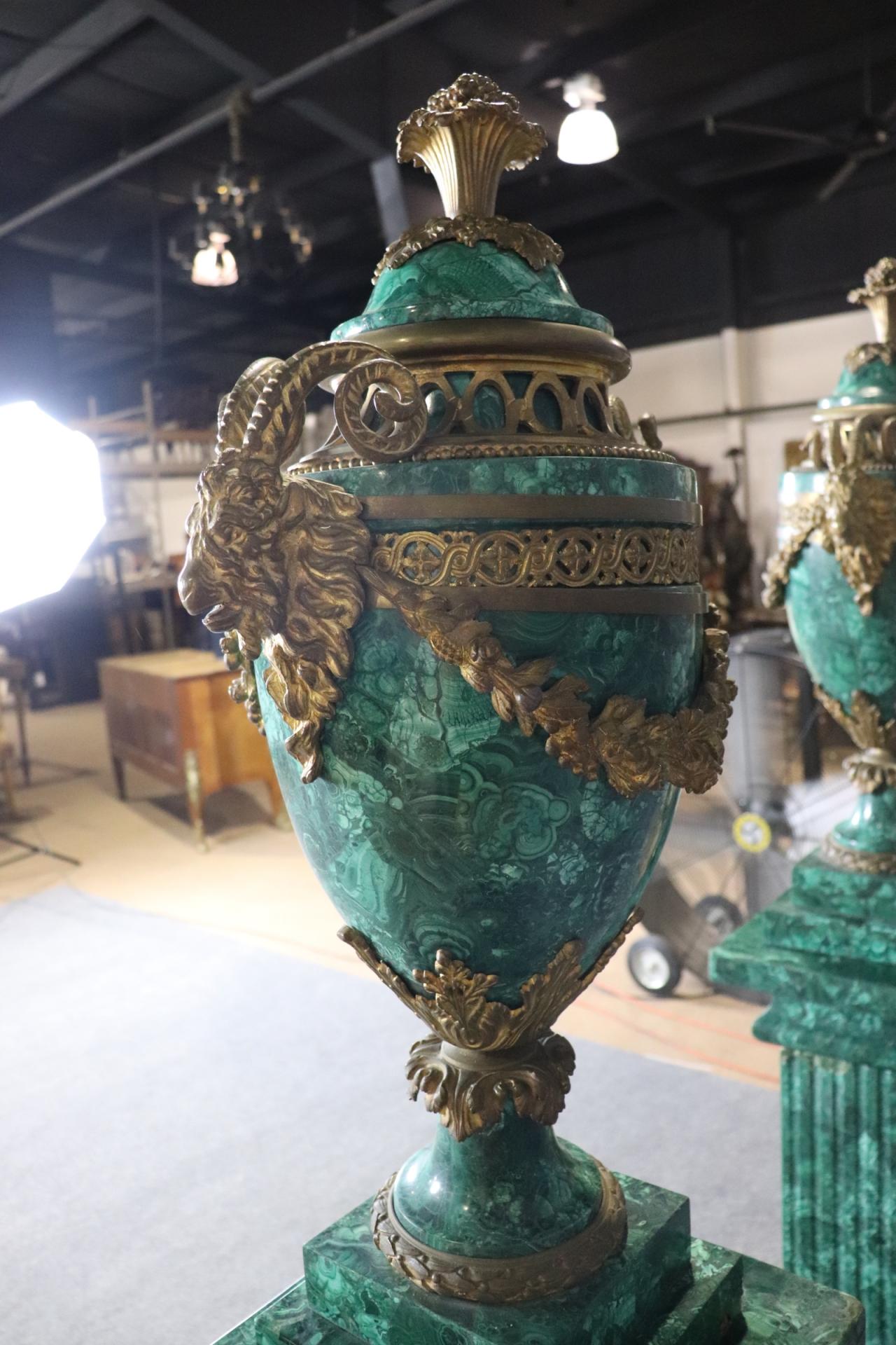 Superba coppia di piedistalli francesi montati con urne di malachite montate in bronzo in vendita 6