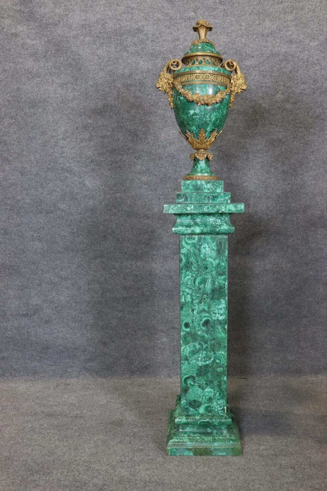 Neoclassico Superba coppia di piedistalli francesi montati con urne di malachite montate in bronzo in vendita