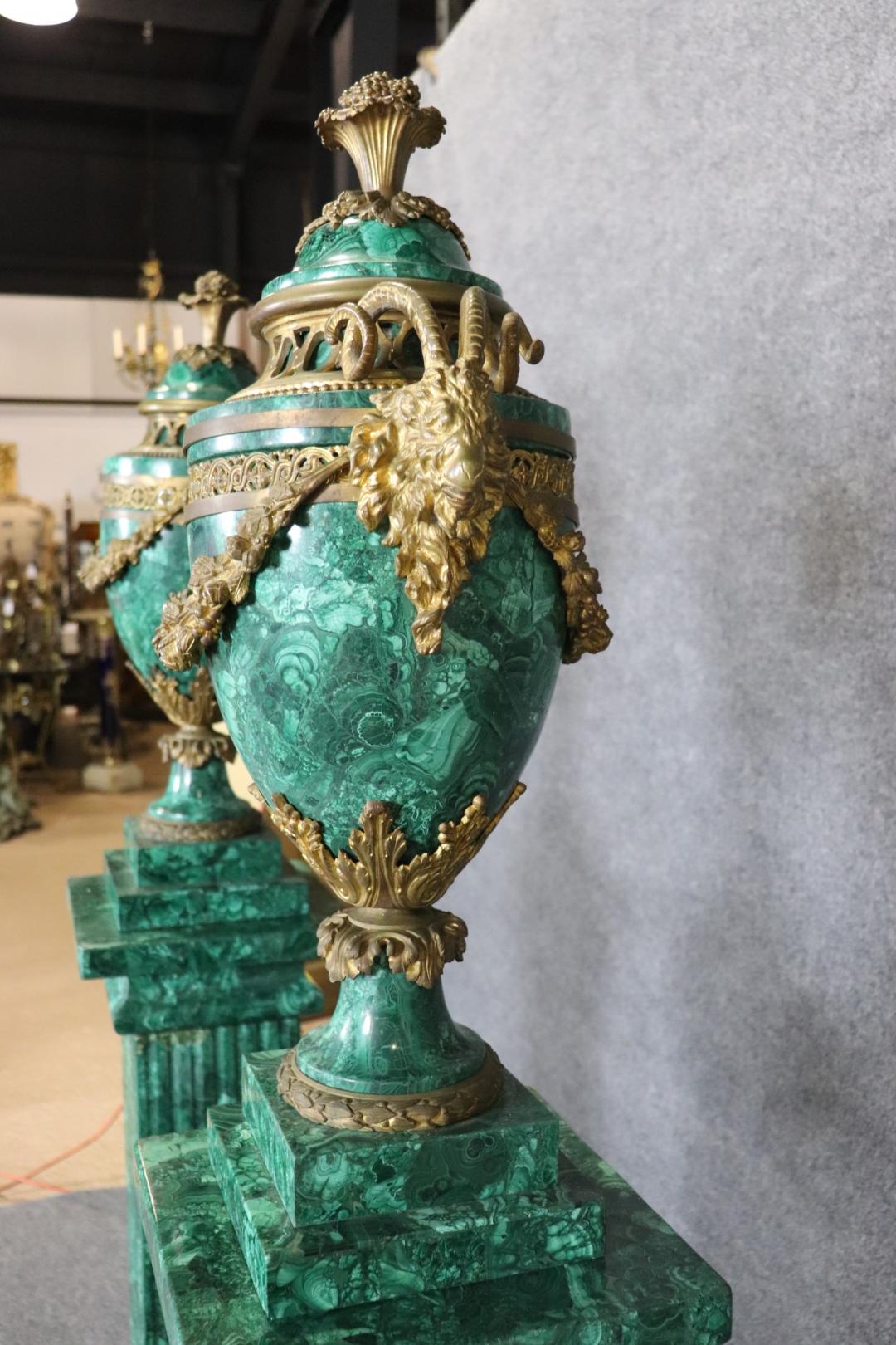 Francese Superba coppia di piedistalli francesi montati con urne di malachite montate in bronzo in vendita