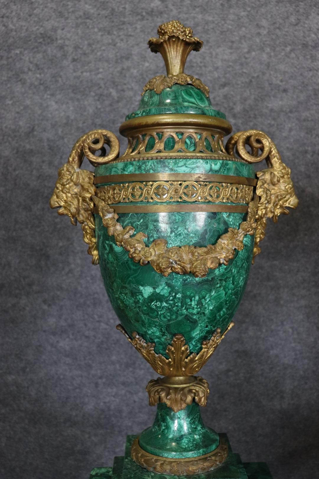 Superba coppia di piedistalli francesi montati con urne di malachite montate in bronzo In condizioni buone in vendita a Swedesboro, NJ
