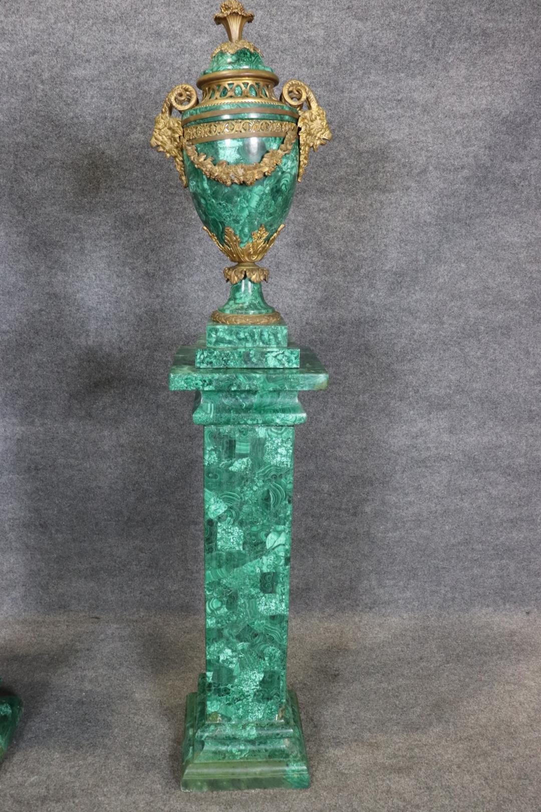 Inizio XX secolo Superba coppia di piedistalli francesi montati con urne di malachite montate in bronzo in vendita