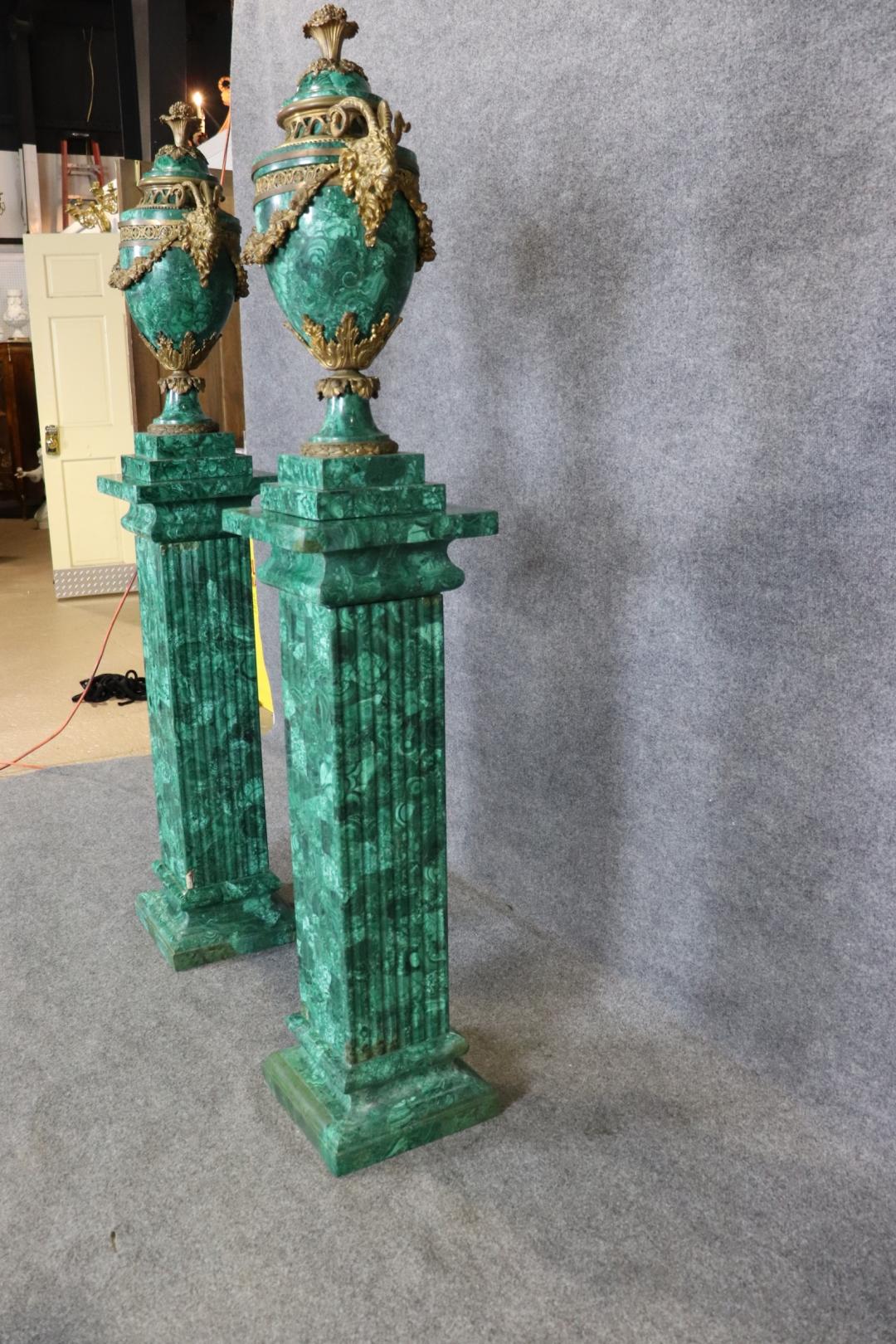 Bronzo Superba coppia di piedistalli francesi montati con urne di malachite montate in bronzo in vendita