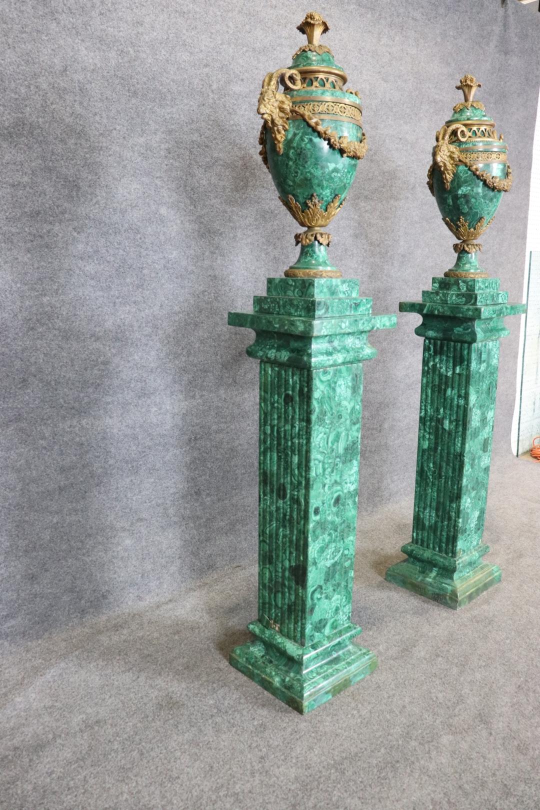 Superba coppia di piedistalli francesi montati con urne di malachite montate in bronzo in vendita 1